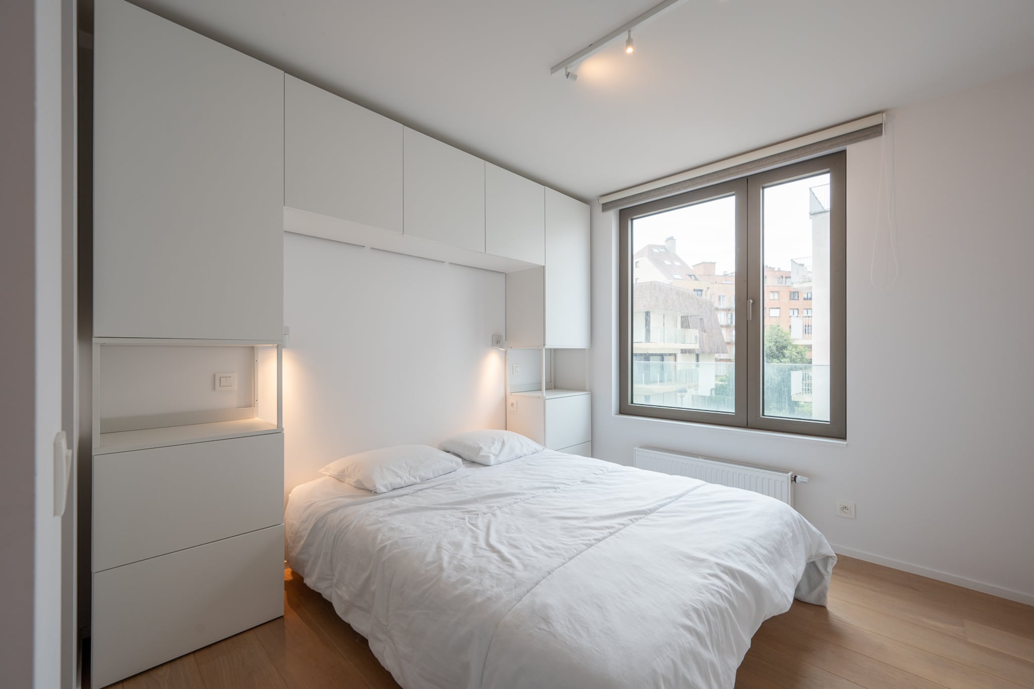 On the 2nd floor: (open kitchen(Mixer, hob(ceramic), electric kettle, toaster, coffee machine(pads), oven, dishwasher), Living/diningroom(TV(digital), dining table, seating area), Bedroom with bathroom(double bed(160 x 200 cm), bathtub with shower, washbasin, toilet), Bedroom with bathroom(double bed(160 x 200 cm), shower, washbasin), Bedroom with bathroom(double bed(200 x 160 cm), shower, washbasin), toilet(toilet), Internet access)\n\ngarage, washing machine, balcony, terrace, bicycle storage, ironing board, iron