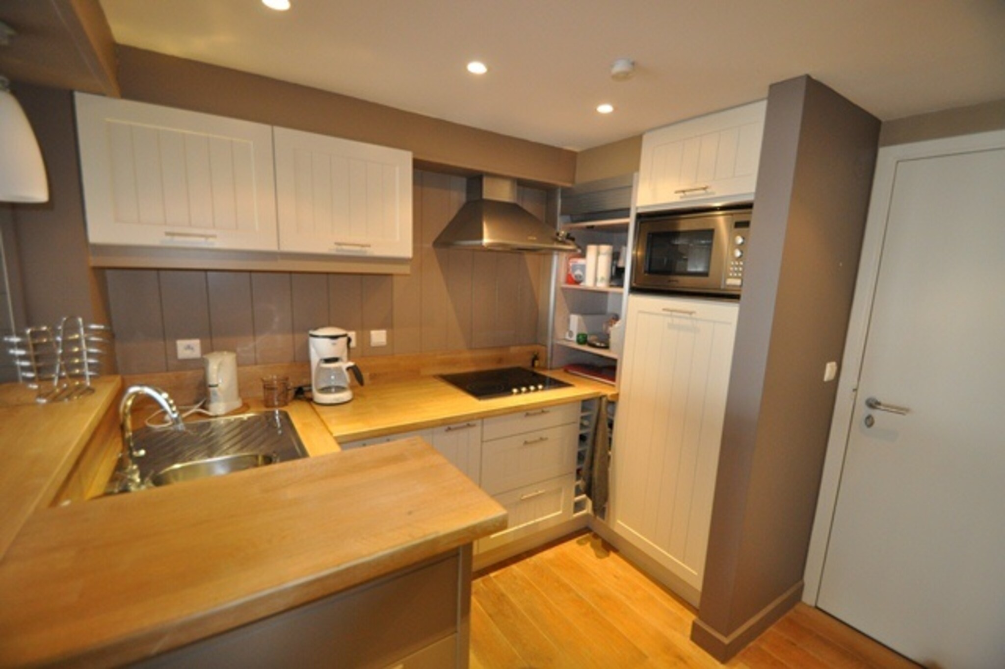 Nestled on the 3rd floor of the prestigious RBSC in Duinbergen, this charming studio offers an unparalleled combination of comfort and breathtaking views. From the moment you step inside, you'll be captivated by the panoramic sea vistas that stretch across the sparkling waters and the iconic Albert Beach. It's the perfect spot for those who crave a serene escape with the soothing sounds of the waves as your backdrop.
The bright and airy living room is designed to make the most of the stunning scenery, featuring large windows that flood the space with natural light. A cozy terrace invites you to unwind with a morning coffee or an evening glass of wine while watching the sun dip below the horizon. The open kitchen is fully equipped with modern appliances, including a coffee maker, toaster, and microwave, ensuring you have everything you need to prepare delicious meals. For restful nights, the studio is fitted with a convenient wall bed that can be easily folded away, creating more space during the day, and a plush sofa bed for extra comfort. The shower room is sleek and functional, with modern fixtures to enhance your stay.
Located just a short stroll from the beach, this studio also puts you close to Duinbergen's charming shops, cozy cafés, and lively coastal atmosphere. Whether you're here to relax or explore, this studio offers the perfect blend of seaside charm and modern convenience.
Kindly note that the booking is subject to the host’s approval. The host will reach out to you shortly to confirm the details.