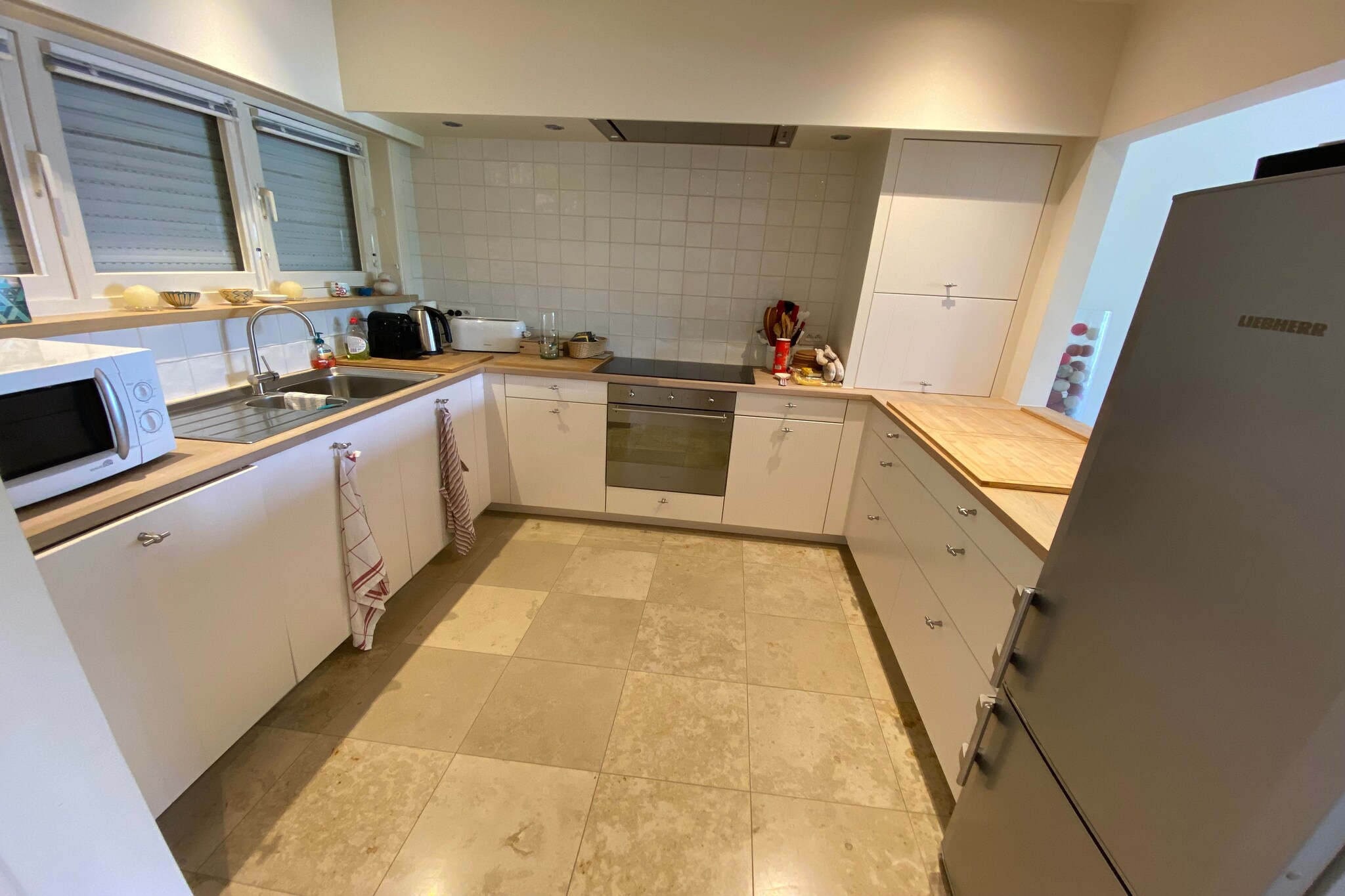 On the 1st floor: (open kitchen(Mixer, hob(ceramic), electric kettle, toaster, coffee machine(cups, filter), oven, microwave, dishwasher), Living/diningroom(TV(digital), dining table, fireplace, seating area), Internet access)\n\nOn the 2nd floor: (bedroom(single bed(90 x 200 cm), single bed(90 x 200 cm)), bedroom(single bed(90 x 200 cm), single bed(90 x 200 cm)), Bedroom with bathroom(double bed, bath tub, shower, washbasin, toilet), bathroom(shower))\n\ngarage, tumble dryer, washing machine, patio, terrace, garden, bicycle storage, BBQ, parking, ironing board, iron