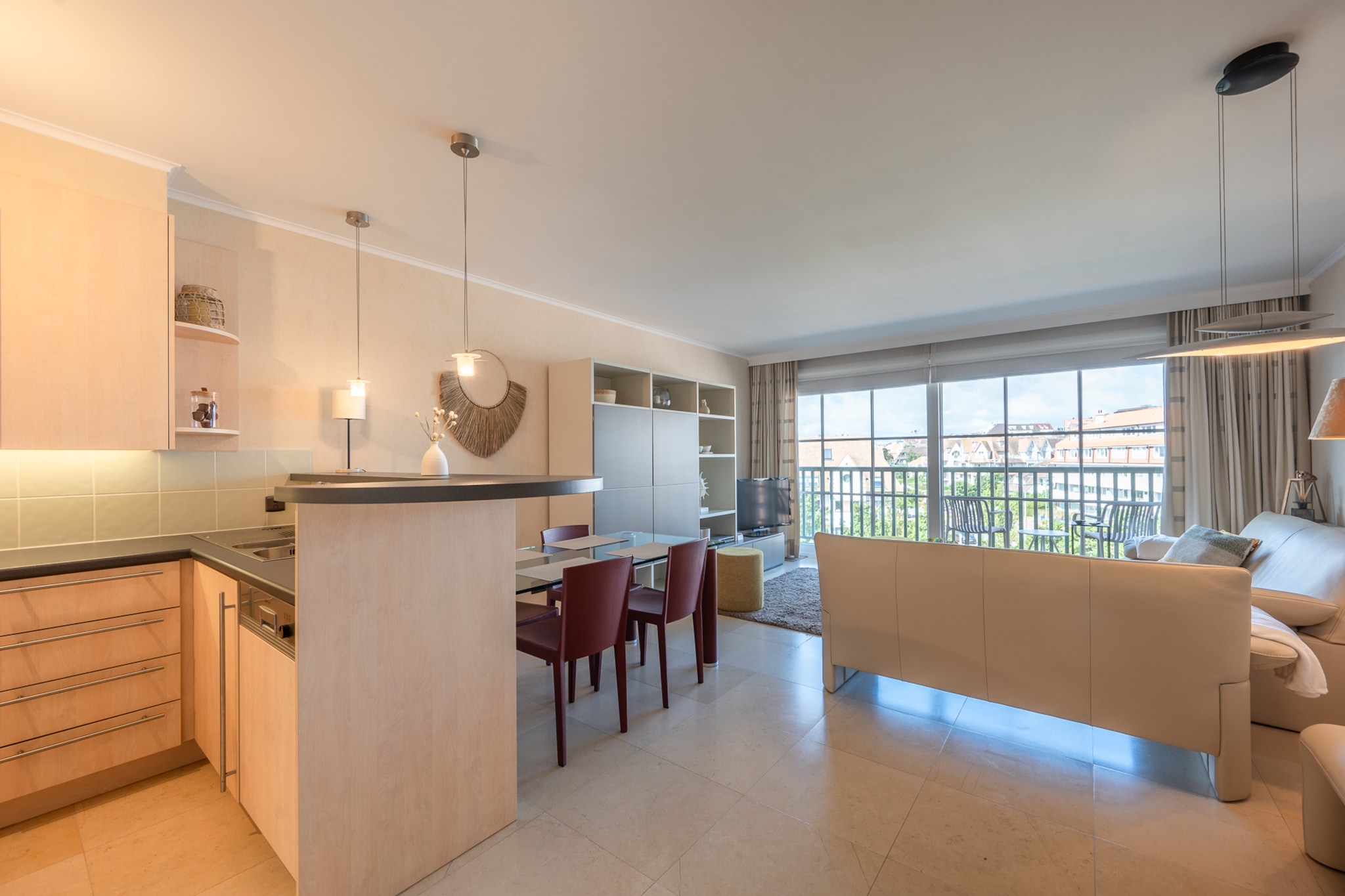 On the 3rd floor: (open kitchen(Mixer, hob(electric), electric kettle, toaster, coffee machine(filter, pads), combination microwave, dishwasher, Juicer), Living/diningroom(TV(digital), dining table, seating area, chromecast), bedroom(double bed(160 x 200 cm)), Bedroom with bathroom(double bed(160 x 200 cm), bathtub with shower, washbasin, toilet), bathroom(shower), Internet access)\n\ntumble dryer, washing machine, patio, terrace, bicycle storage, ironing board, iron