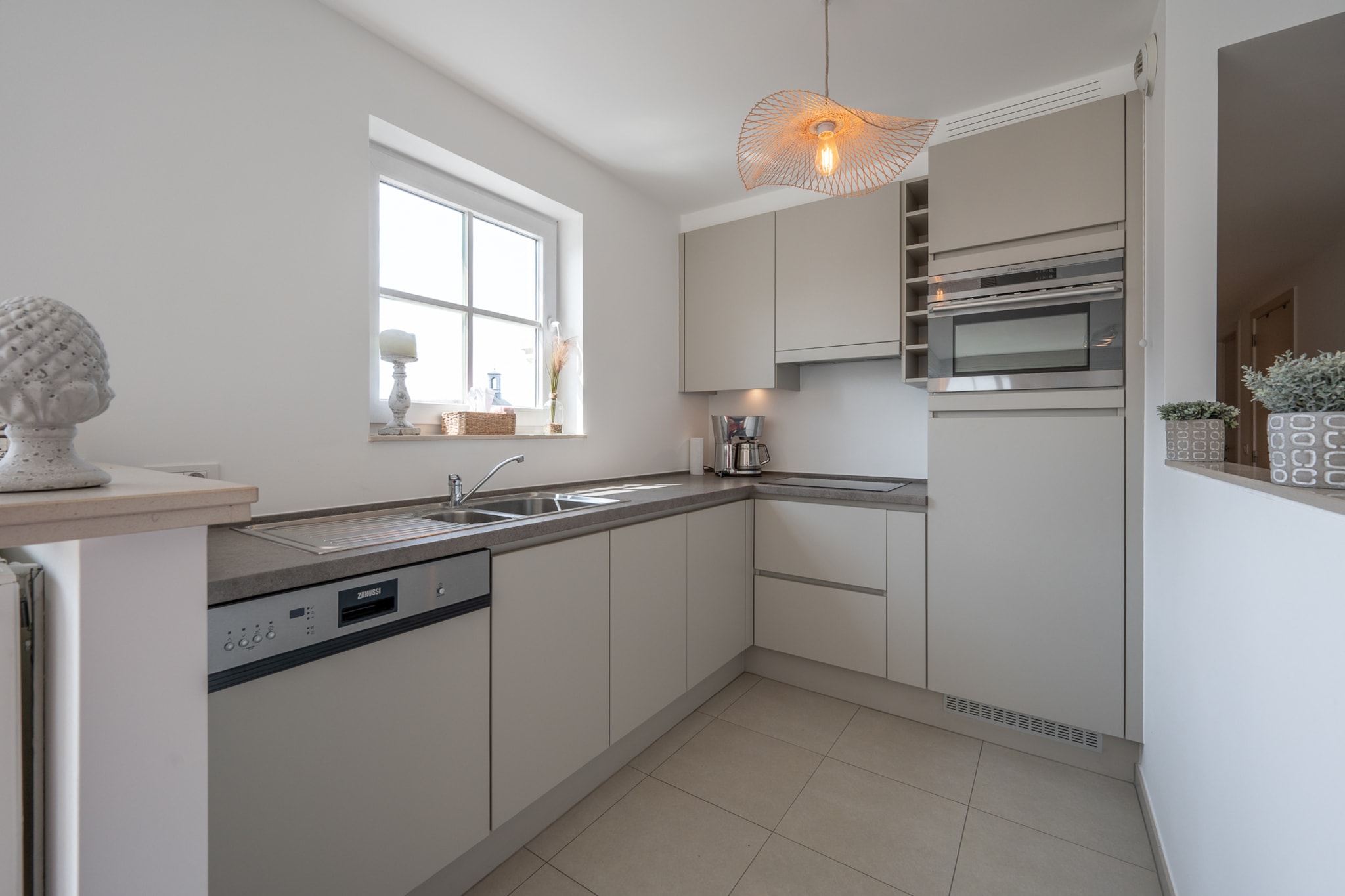 On the 4th floor: (open kitchen(hob(ceramic), electric kettle, toaster, coffee machine(cups, filter), oven, combination microwave, dishwasher, Juicer), Living/diningroom(double sofa bed, TV(digital), dining table, seating area), bedroom(double bed(160 x 200 cm)), bedroom(double bed(140 x 200 cm)), bedroom(single bed(90 x 200 cm), single bed(90 x 200 cm)), bathroom(bathtub with shower, washbasin, toilet), bathroom(shower, washbasin), Internet access)\n\ngarage, tumble dryer, cot, washing machine, patio, terrace, bicycle storage, parking, ironing board, iron