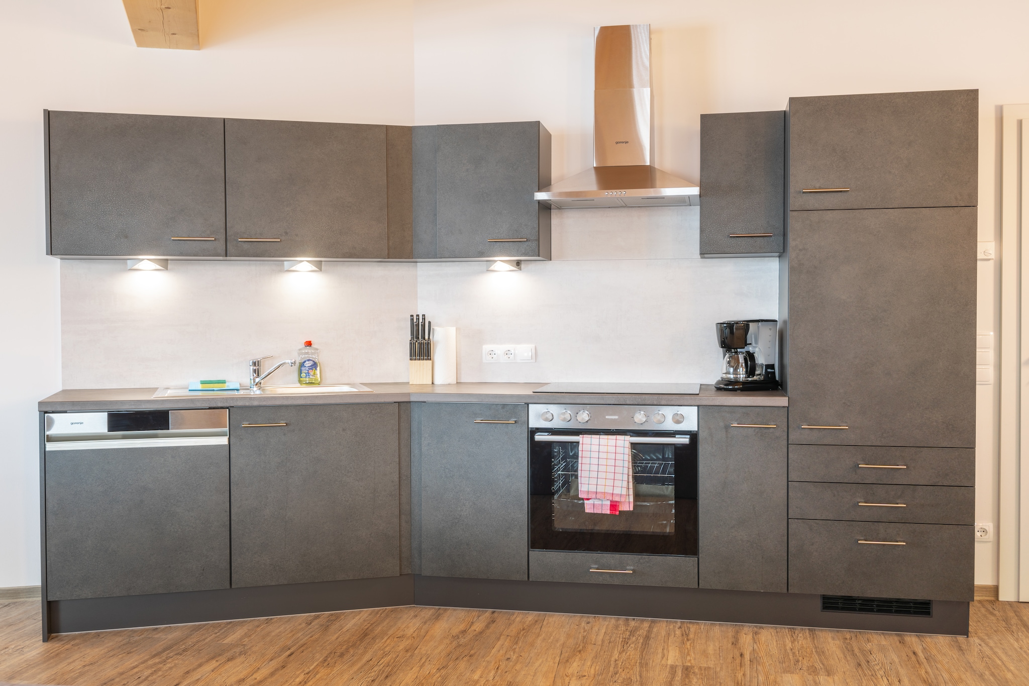open kitchen(hob(induction), electric kettle, hood, coffee machine, microwave, dishwasher), Living/diningroom(TV(flatscreen), dining table, seating area, balcony), bedroom(single bed, single bed, double bed, TV(flatscreen)), bedroom(single bed, double bed, balcony), bedroom(double bed, TV(flatscreen)), bathroom(shower, washbasin, toilet), bathroom(shower, washbasin, toilet), bathroom(shower, washbasin, toilet), Internet access, heating(floor heating)