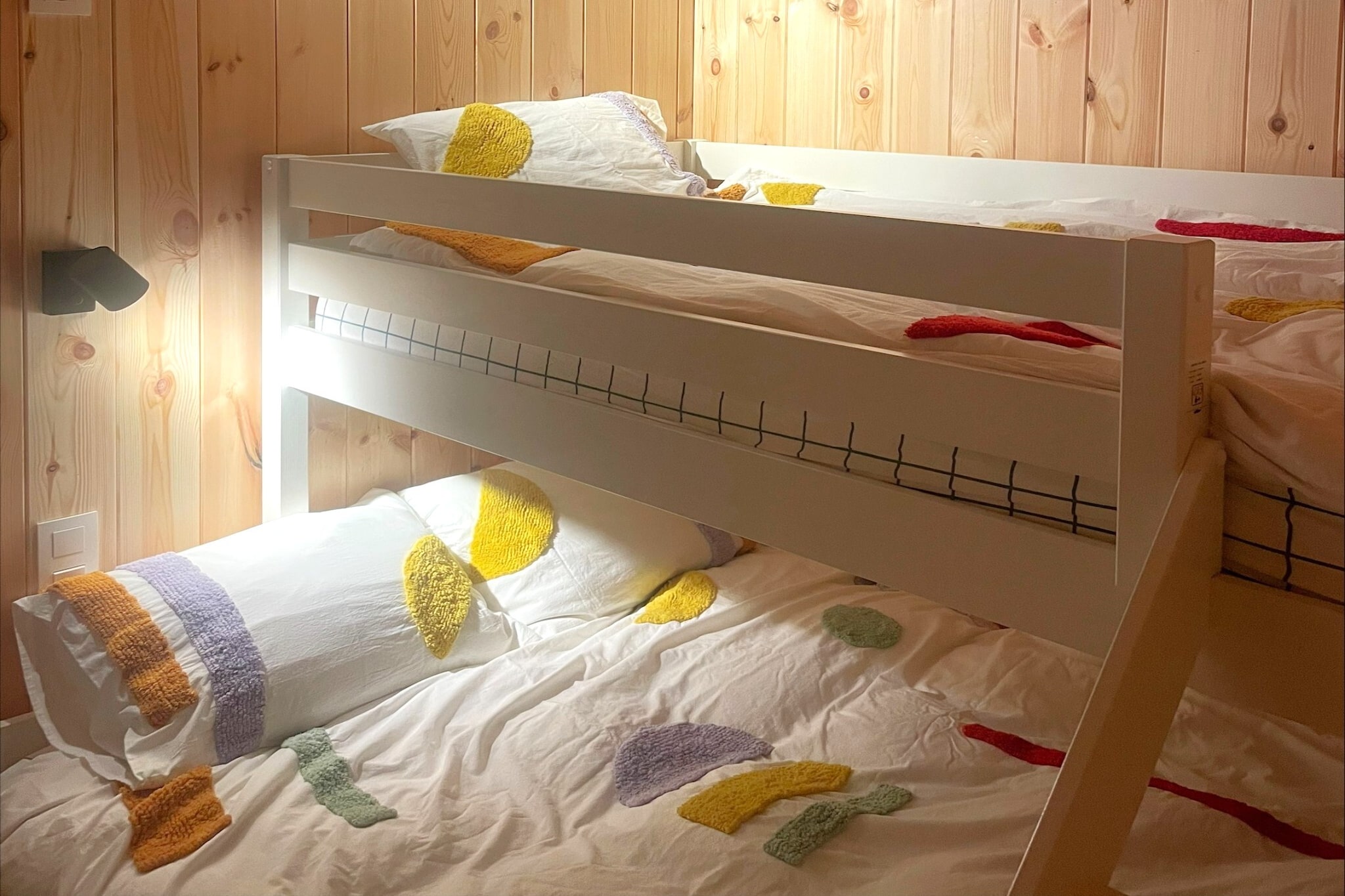 Ground floor: (Living room(TV, seating area), Kitchen(dining table, electric kettle, coffee machine, combination microwave, dishwasher, fridge), bedroom(double bed), bedroom(3-person bunk bed), bathroom(shower, washbasin, toilet), storage(tumble dryer, washing machine, bicycle storage), air conditioning)\n\nbalcony or terrace, garden, BBQ, lounge set