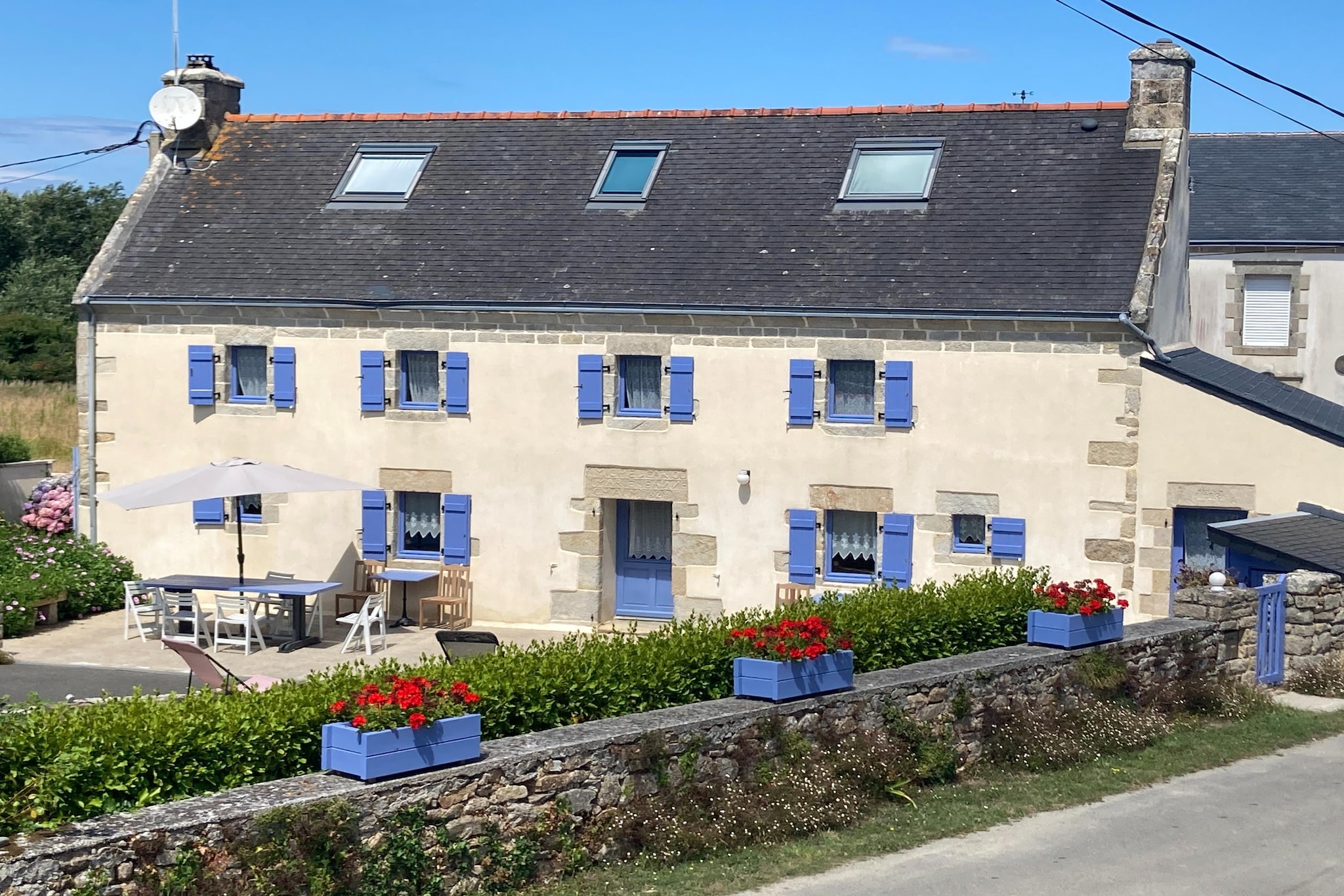Jolie maison proche de la mer-Buitenkant zomer