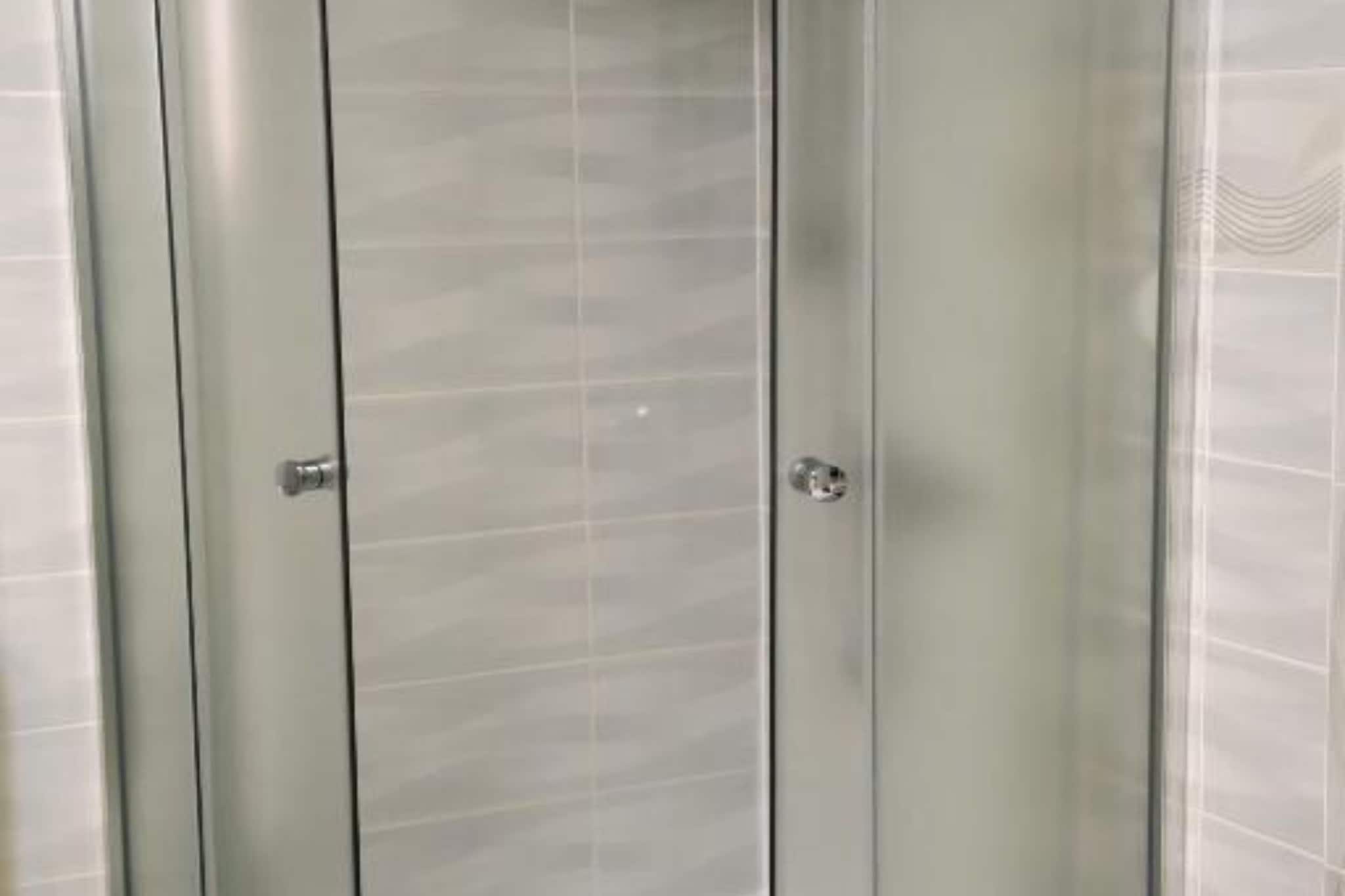 Holiday Home Mumy - Four Bedroom Holiday Home with Pool-Bathroom