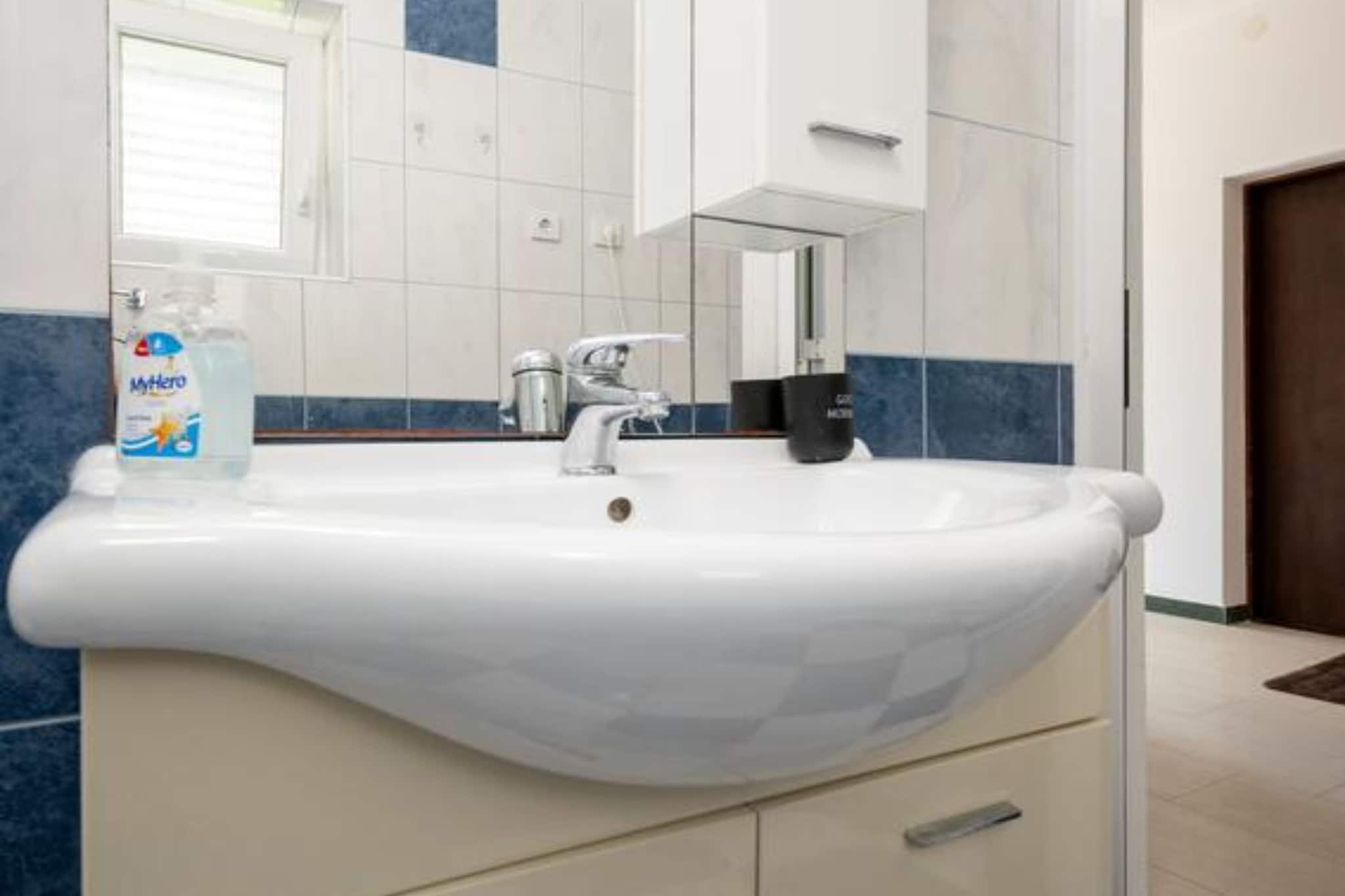 Holiday Home Violet - Three Bedroom Holiday Home-Salle de bain