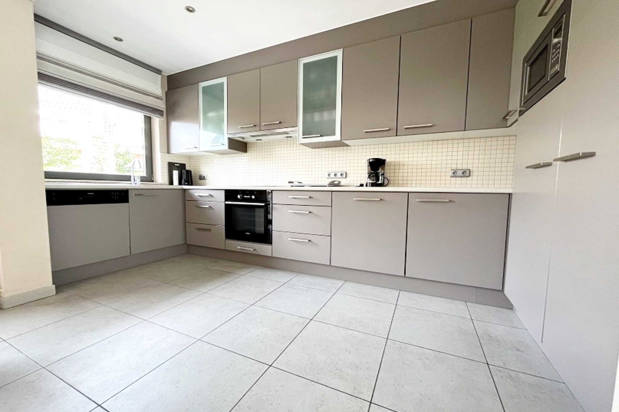 Ground floor: (Living room(TV(flatscreen, digital), dining table, seating area, radio), open kitchen(electric kettle, toaster, coffee machine, oven, microwave, dishwasher, fridge-freezer), bedroom(double bed(twin duvet)), bedroom(bunk bed(duvet), bunk bed(duvet)), bedroom(single bed(duvet), single bed(duvet), single bed(duvet), single bed(duvet)), bathroom(bath tub, washbasin), bathroom(washbasin, washbasin, toilet), toilet(toilet))\n\ngarage, washing machine, heating(central, gas), terrace, garden furniture, parking, bicycles available, bicycles available, high chair, ironing board, iron