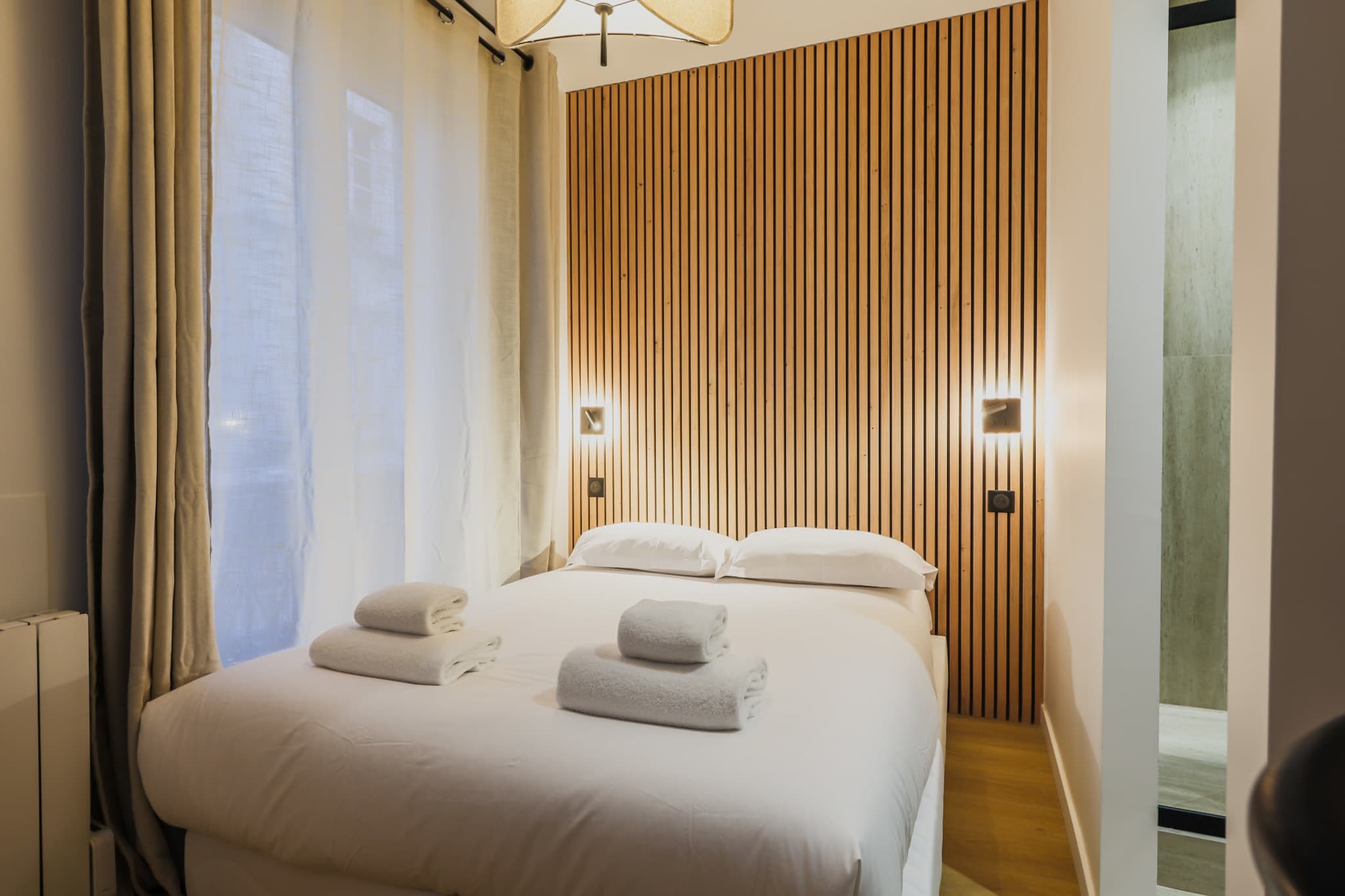 Magnificent one-bedroom duplex apartment, ideally located a stone's throw from the Grands Boulevards and Rue Montorgueil, famous for its cafés and restaurants. Halfway between the Opéra Garnier and Galeries Lafayette, and 2 minutes from the Grand Rex, this apartment offers all the charm of a typical Parisian stay.