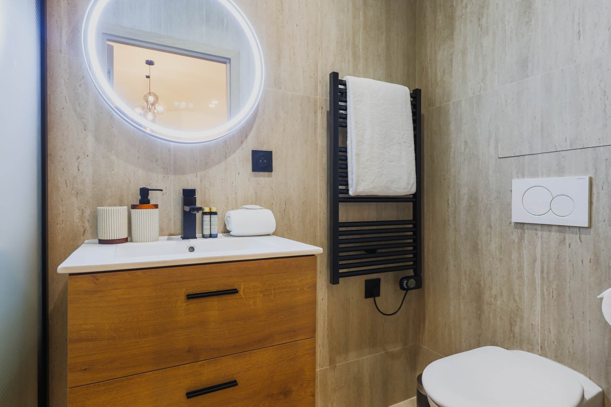 Ground floor: (Living room(double sofa bed, TV), open kitchen(stove, electric kettle, toaster, coffee machine, microwave, fridge, electric hot plates), bedroom(double bed), bathroom(shower, washbasin, toilet, Towels incl.))\n\nBed Linen, Fan, Hot Water, Wardrobe, First Aid, TV, dining table, washing machine, heating, iron, hairdryer, Towels/Sheets (Incl.), shampoo, body soap, Essentials, dishes and cutlery, Dedicated workspace, Cooking basics, Baking sheet, Carbon monoxide detector, Coffee, Downtown, Long term stays allowed, Shower gel, Wine glasses