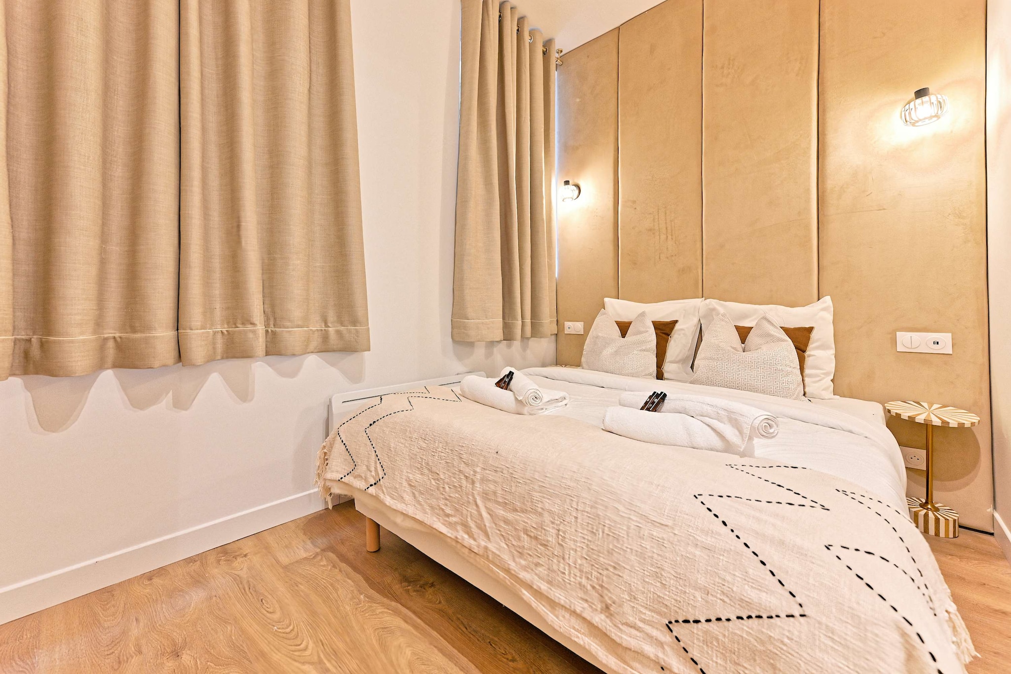 Stunning Air-Conditioned Apartment, Renovated in February 2024 - Elegance and Comfort in the Heart of Paris

A Prime Location in a Charming Pedestrian Street
Enjoy the serenity of a peaceful pedestrian street while staying in the vibrant heart of Paris. This beautiful ground-floor apartment offers a tranquil and refined setting, ideal for exploring the city while savoring the comfort of a perfectly designed space.