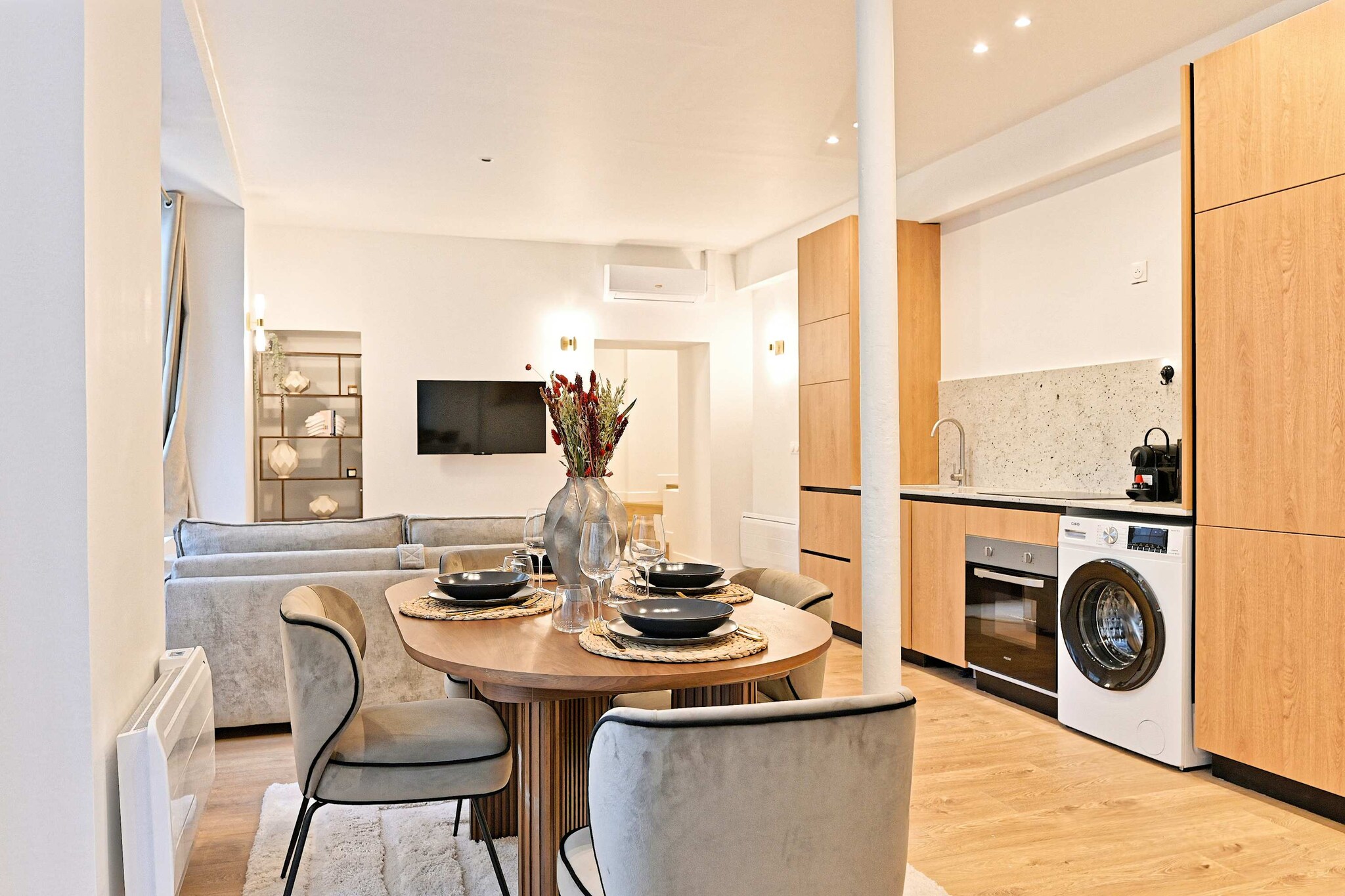 Ground floor: (Living room(double sofa bed, TV), Kitchen(dining table, electric kettle, toaster, coffee machine, microwave, fridge, freezer, heating, dishes and cutlery, Cooking basics, Baking sheet, Wine glasses), bedroom(Queen Bed), bedroom(Queen Bed), bathroom(shower, toilet), bathroom(shower, toilet))\n\nBed Linen, Hot Water, Wardrobe, First Aid, tumble dryer, air conditioning, iron, hairdryer, body soap, Essentials, Dedicated workspace, heating, Cleaning products, Coffee, Downtown, Extra pillows and blankets, Room-darkening shades, Shower gel