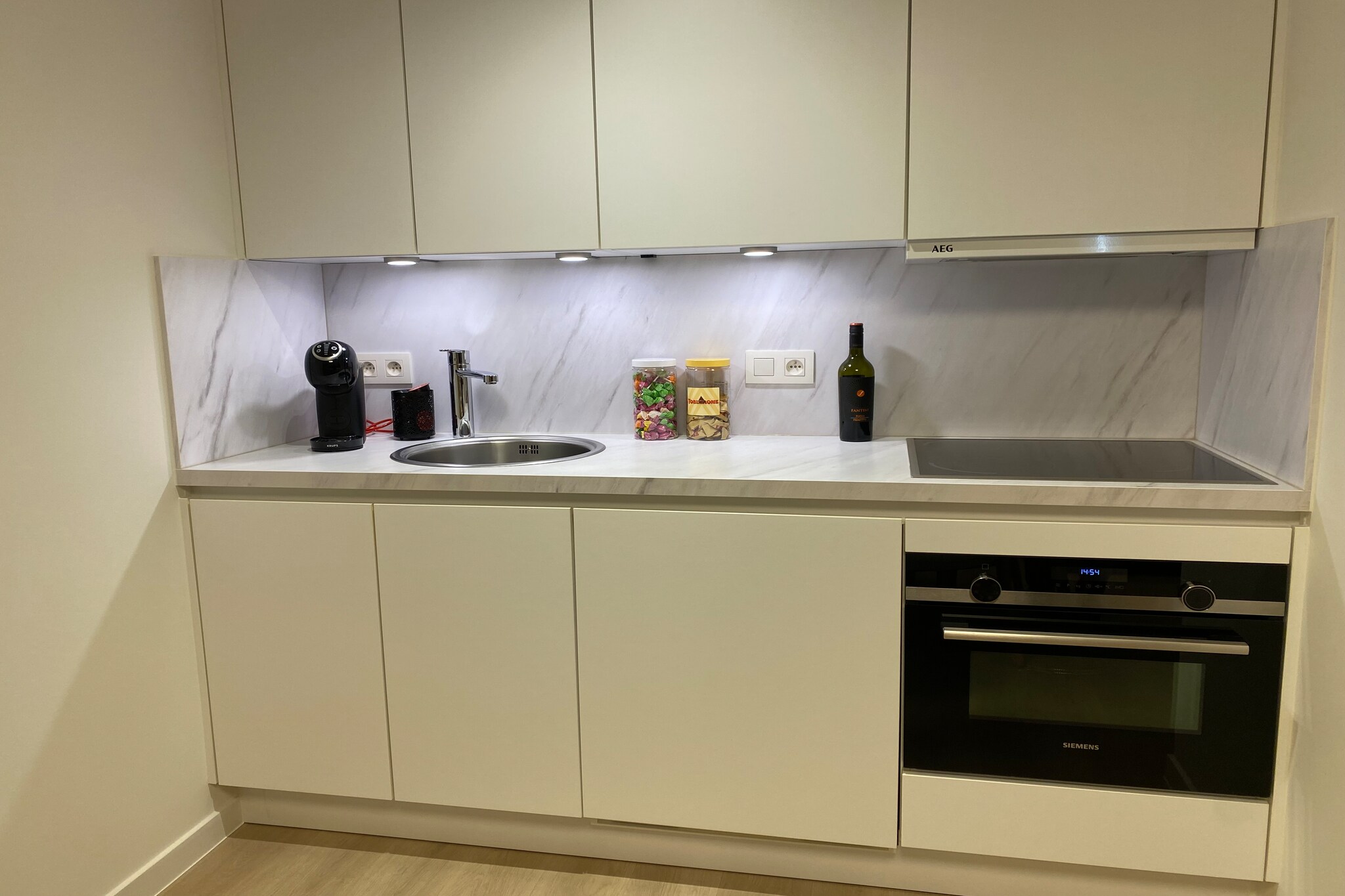 This elegantly renovated studio offers a cozy retreat for up to four guests, featuring a bunk bed and a folding bed—perfect for families or small groups. Nestled in a tranquil location, it ensures a peaceful stay while keeping you close to local attractions. The sunny orientation fills the space with natural light, while the spacious sun terrace with patio furniture invites relaxation amid scenic views. With free WiFi and a pet-free environment, it's an ideal choice for a comfortable and allergy-friendly getaway.
Situated just 5 km from the Ter Hille Koksijde golf course and 20 km from the thrilling Plopsaland De Panne theme park, this studio is perfect for those seeking a mix of relaxation and adventure. Guests can explore the nearby Mauritspark and the mouth of the Iron River, offering picturesque landscapes. The marina in Nieuwpoort is also just 5 km away, providing ample opportunities for water activities and scenic walks. For those traveling by public transport, the NMBS Train Station De Panne is only 19 km away.
The open kitchen is fully equipped with an electric stove, fridge with freezer compartment, and a Dolce Gusto coffee machine, making it easy to prepare meals during your stay. The bathroom includes a shower, washbasin, and toilet for added convenience. A general bicycle shed is available for those who wish to explore the area on two wheels, and the studio is easily accessible by elevator. The location, amenities, and quiet ambiance make this studio a fantastic choice for your next getaway.