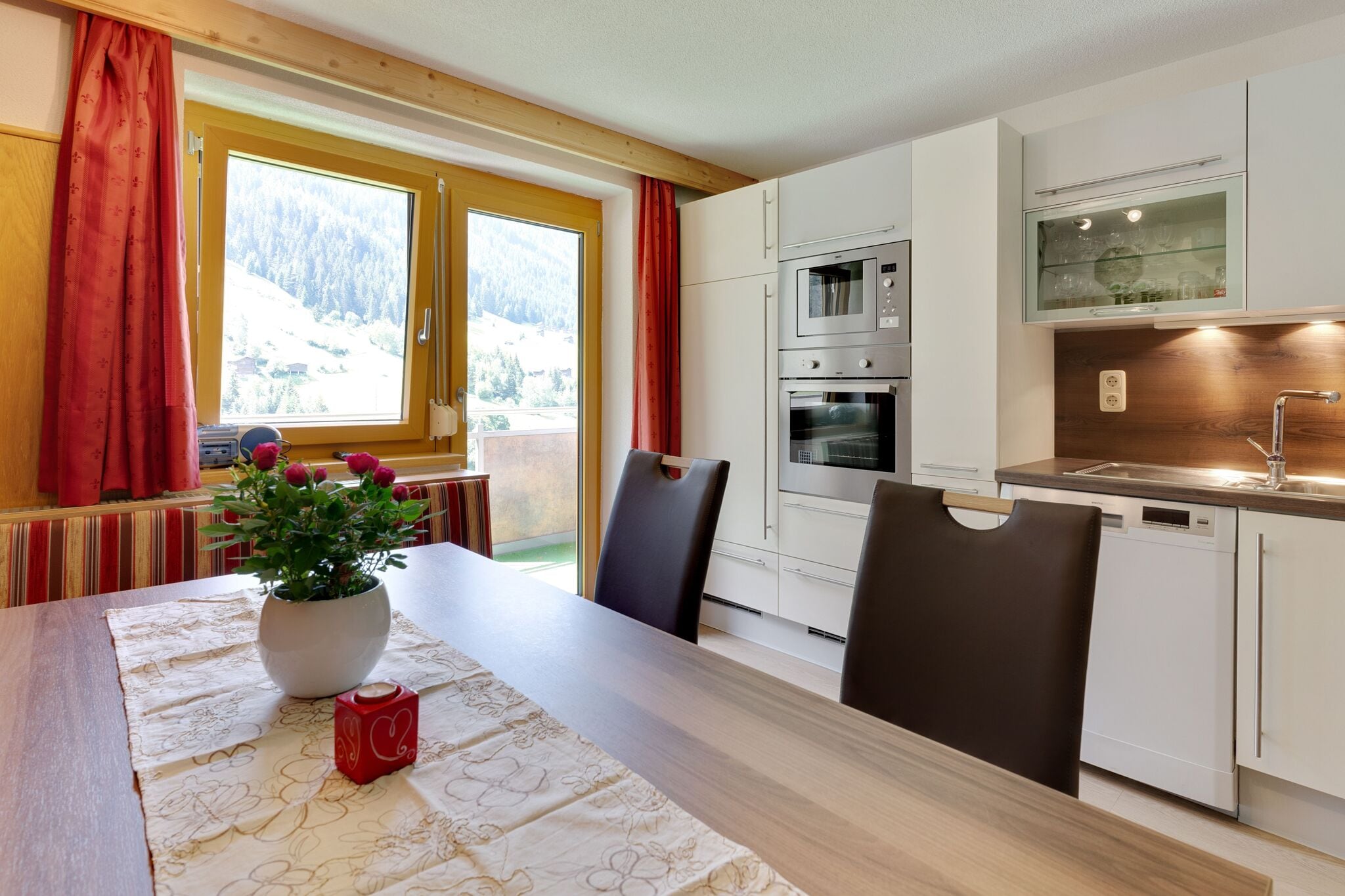 Ruim appartement in Kappl Tirol met uitzicht op de bergen