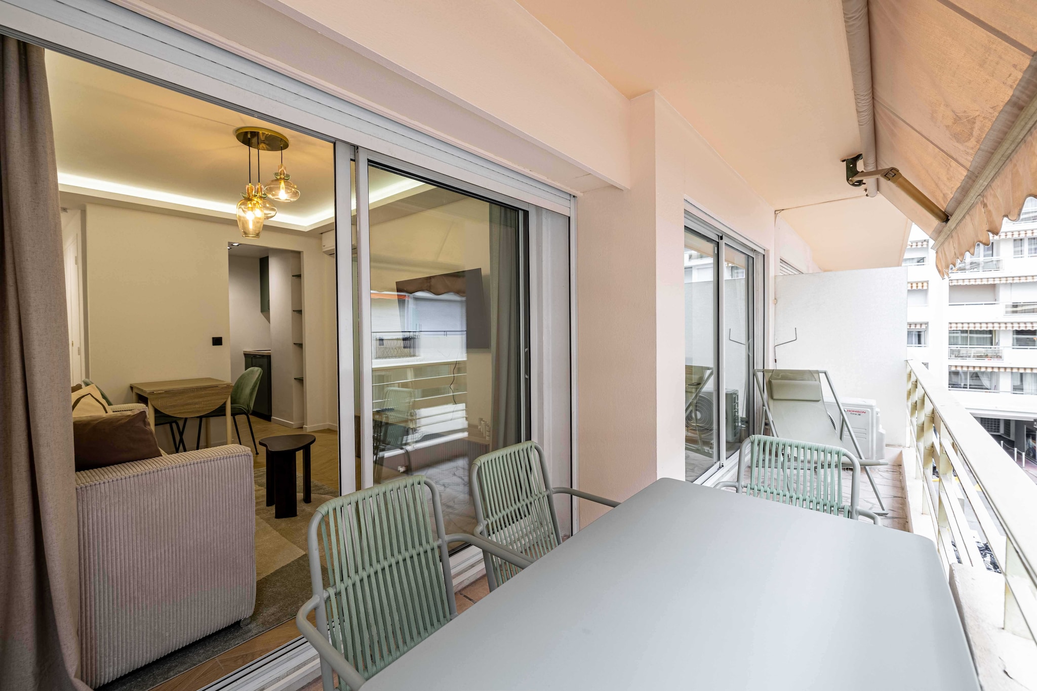 Checkmyguest offers this modern 33 m² T2 apartment with sunny balcony, ideal for 4 people. Perfectly located a stone's throw from the Croisette and the Martinez, this flat has all the modern amenities and will be ideal for a peaceful or professional stay in Cannes!
- By plane: Nice Airport is 30 minutes from Cannes.
Private driver from Nice Airport: Available upon request.
- By car: Public parking 100 meters away.
- By train: The train station is a 15-minute walk.