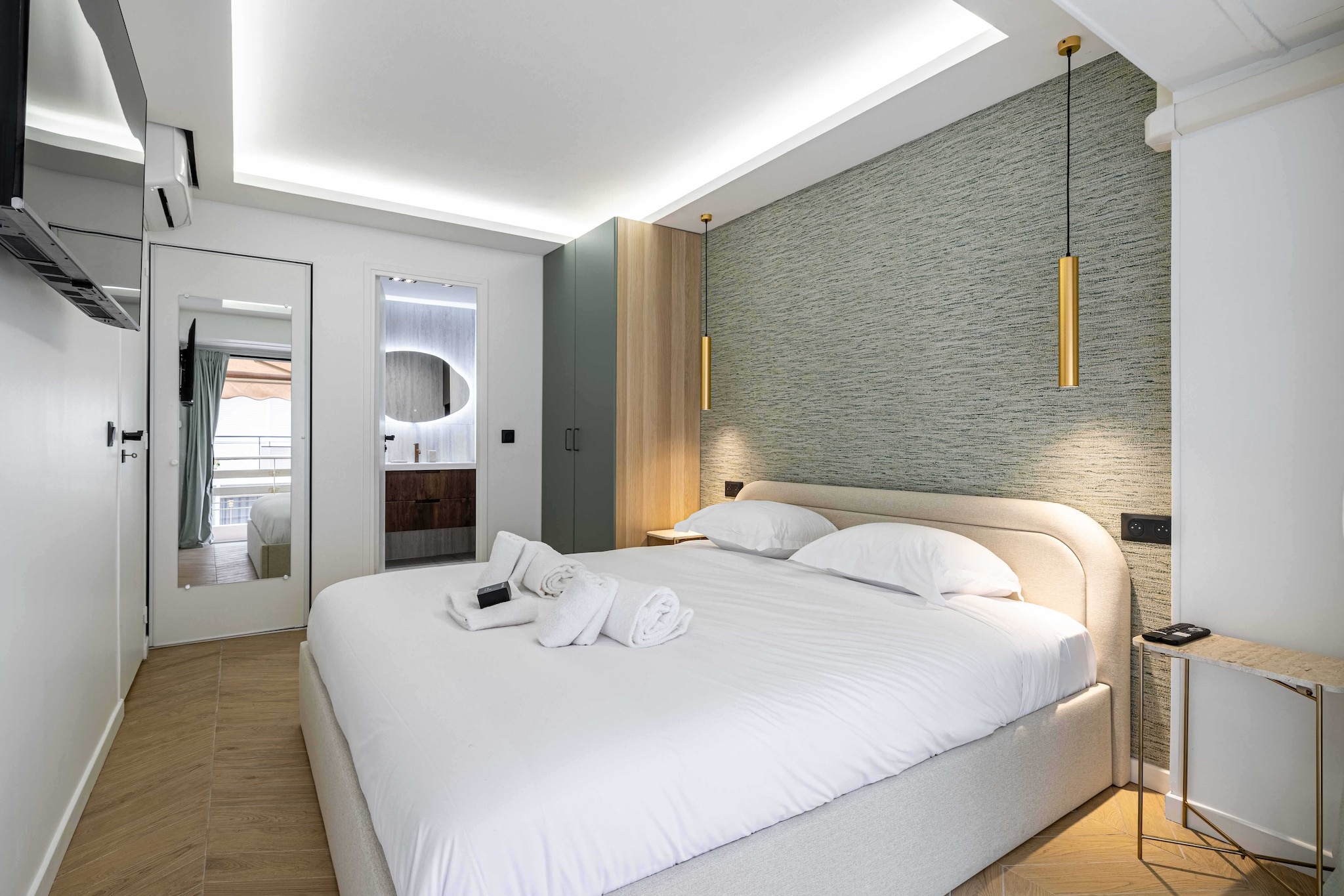 On the 3rd floor: (Living room(double sofa bed, TV, dining table, air conditioning), Kitchen(hob, hood, coffee machine, oven, dishwasher, dishes and cutlery), bedroom(Bed Linen, Wardrobe, double bed, TV), bathroom(Hot Water, shower, washbasin, toilet, hairdryer, shampoo, Essentials))\n\nDesk, Elevator, Internet Access DSL, First Aid, Play area, tumble dryer, washing machine, balcony or terrace, heating, iron, Towels/Sheets (Incl.), Dedicated workspace, Carbon monoxide detector, Cleaning Disinfection, Downtown, Enhanced cleaning practices, High touch surfaces disinfected, Long term stays allowed, Near Ocean, Room-darkening shades, Town