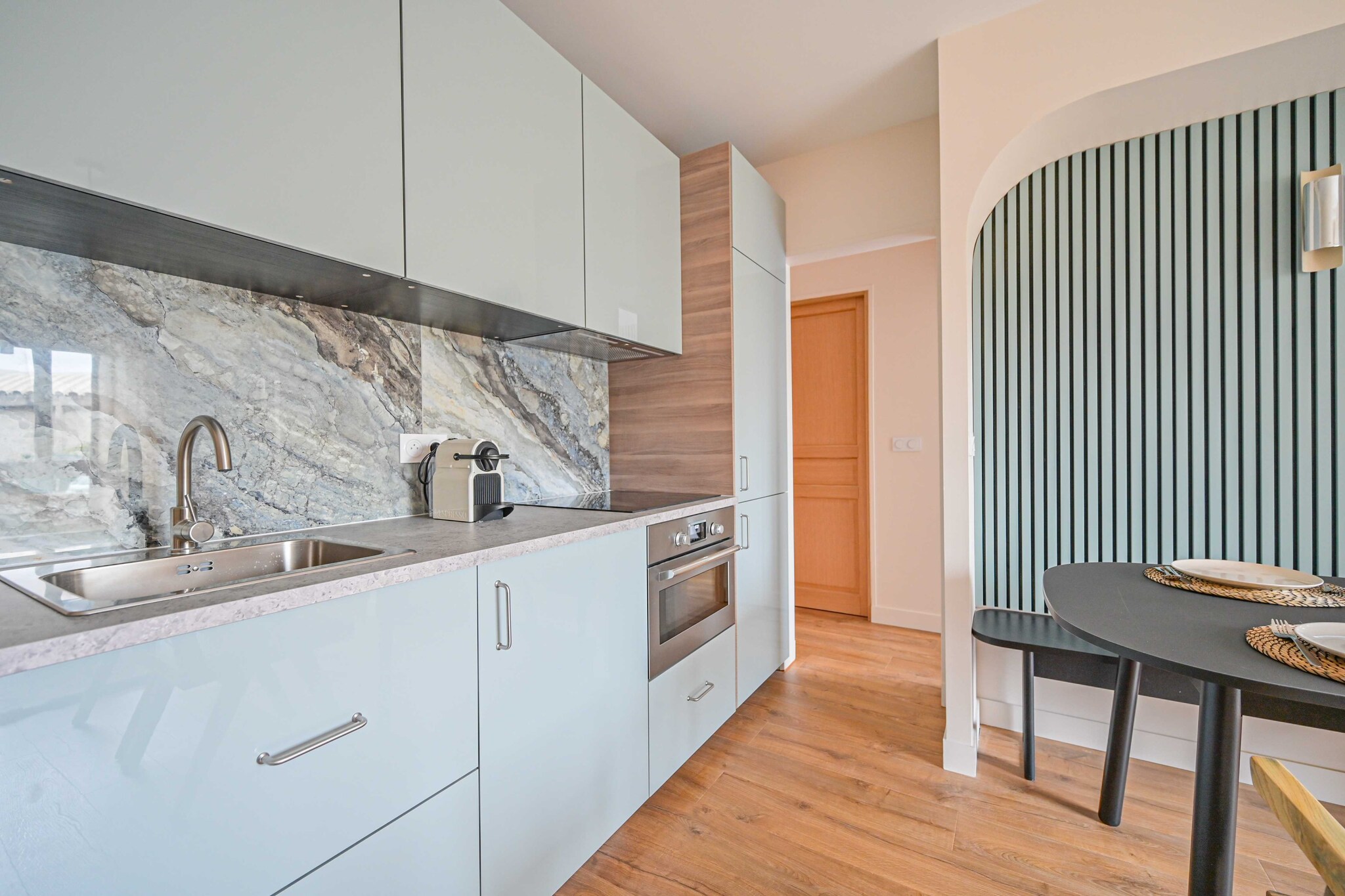 Checkmyguest offers you this modern and colorful 51 mÂ² apartment in Bagnolet, ideal for 4 people. With its contemporary decor and strategic location close to Paris, it offers comfort, style and practicality for an unforgettable stay.

The apartment's geographical location means you'll be able to get around the capital quickly and easily by public transport: 

- BUS: Place du Vel'd'hiv: 5-minute walk.
- Metro: Mairie des Lilas, line 11, a 14-minute walk away. 
- Numerous day & night BUS lines
- VÃ©lib station
- Several cab companies available: Les cabs G7 (the most popular): call 36 07.