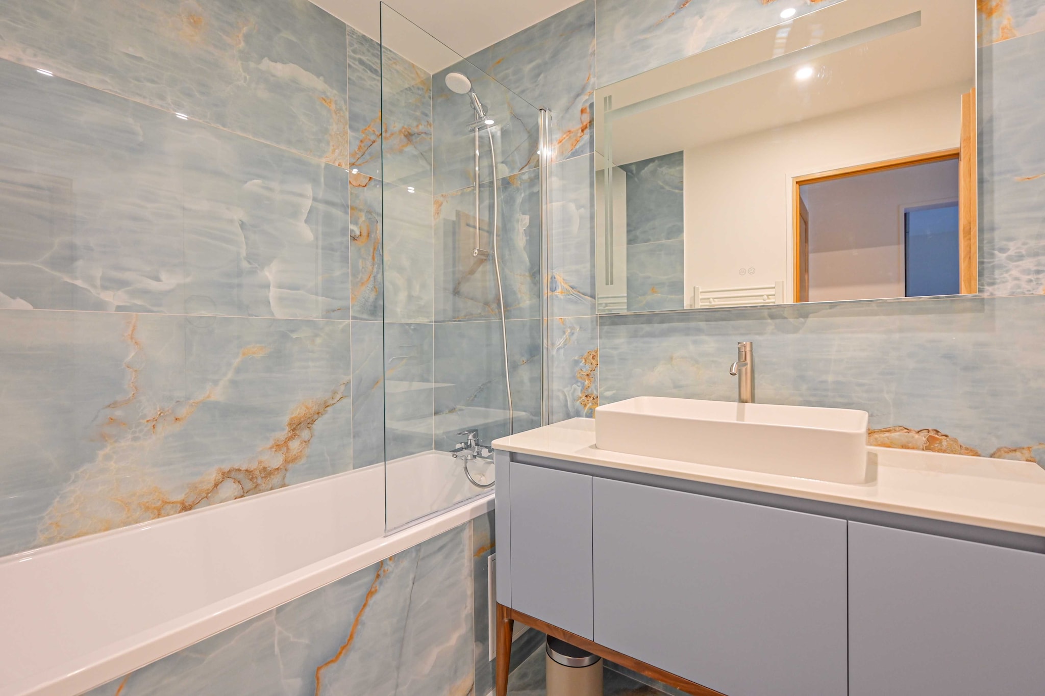 On the 1st floor: (Living room(TV, dining table, seating area), Kitchen(electric kettle, toaster, hood, coffee machine, oven, fridge, electric hot plates), bedroom(double bed), bedroom(double bed), bathroom(bath tub, washbasin), bathroom(shower, washbasin), toilet(toilet))\n\nBed Linen, Elevator, Hot Water, Internet Access DSL, Wardrobe, First Aid, Play area, washing machine, heating, iron, hairdryer, Towels/Sheets (Incl.), shampoo, Essentials, dishes and cutlery, Dedicated workspace, Cooking basics, Carbon monoxide detector, Cleaning Disinfection, Downtown, Enhanced cleaning practices, High touch surfaces disinfected, Long term stays allowed, Town