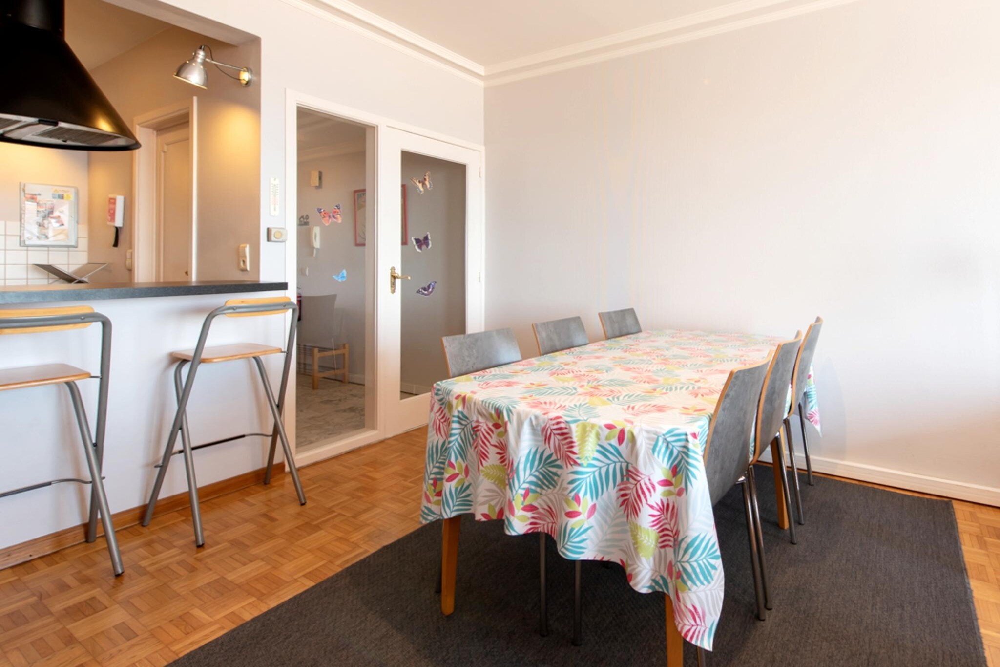 Perfectly furnished three-bedroom apartment close to the small beach.
Front view of the sea and the harbour channel. Located on the sixth floor.
Terrace at the back on the sunny side.