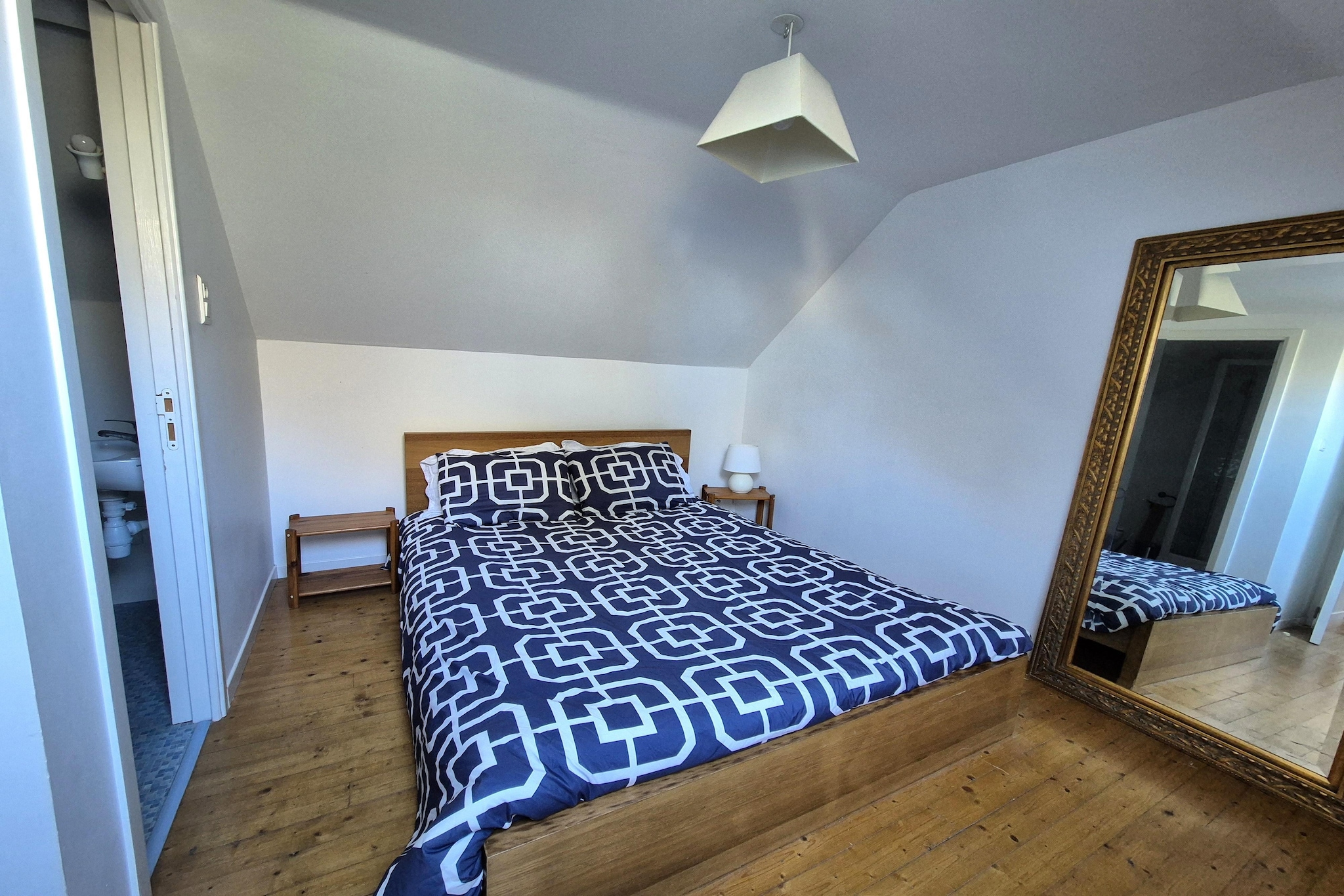 Ground floor: (Sitting room(TV(smart TV, no dutch television channels, no german television channels), fireplace), open kitchen(cooker, coffee machine, oven, microwave, dishwasher, fridge-freezer, washing machine))\n\nOn the 1st floor: (bedroom(double bed(160 x 200 cm)), bedroom(double bed(160 x 200 cm)), bathroom(shower, toilet), bathroom(shower, toilet))\n\nheating(electric), terrace(private), garden(shared with the the owner and other guests, fenced, 1000 m2), garden furniture, parking