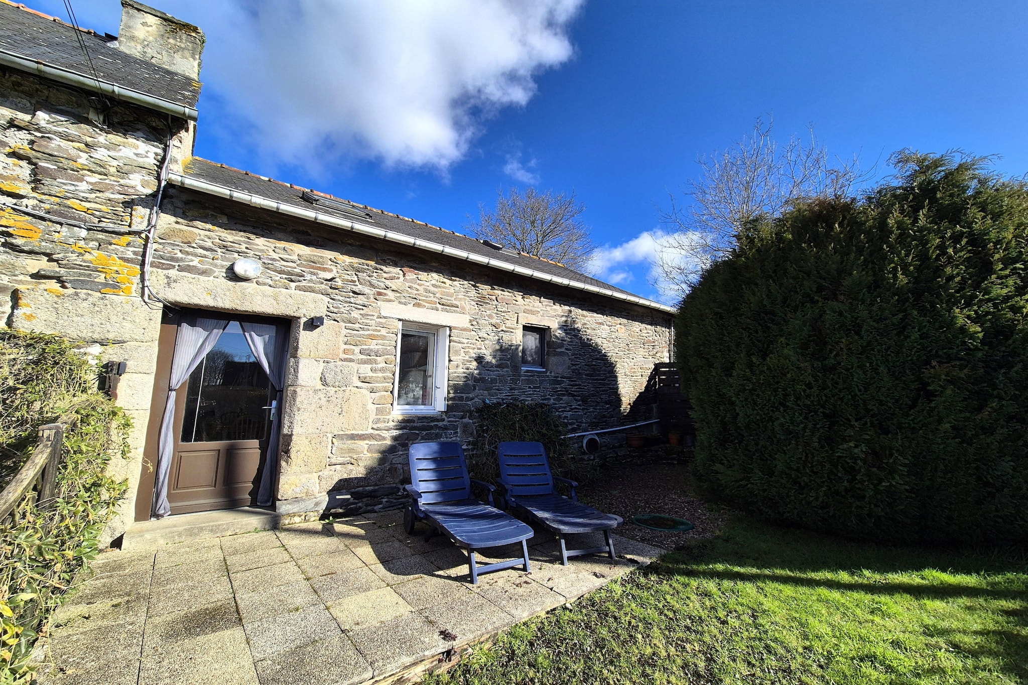 Ground floor: (open kitchen(cooker, coffee machine, microwave, dishwasher, fridge-freezer, washing machine))\n\nmezzanine: (Sitting room(TV(smart TV, no dutch television channels, no german television channels), DVD player), bathroom(shower, toilet))\n\nOn the 1st floor: (bedroom(double bed(160 x 200 cm)), bedroom(accessible via interconnecting room)(single bed(90 x 190 cm), single bed(90 x 190 cm)))\n\nheating(electric), terrace(private), garden(shared with the the owner and other guests, fenced, 1000 m2), garden furniture, parking