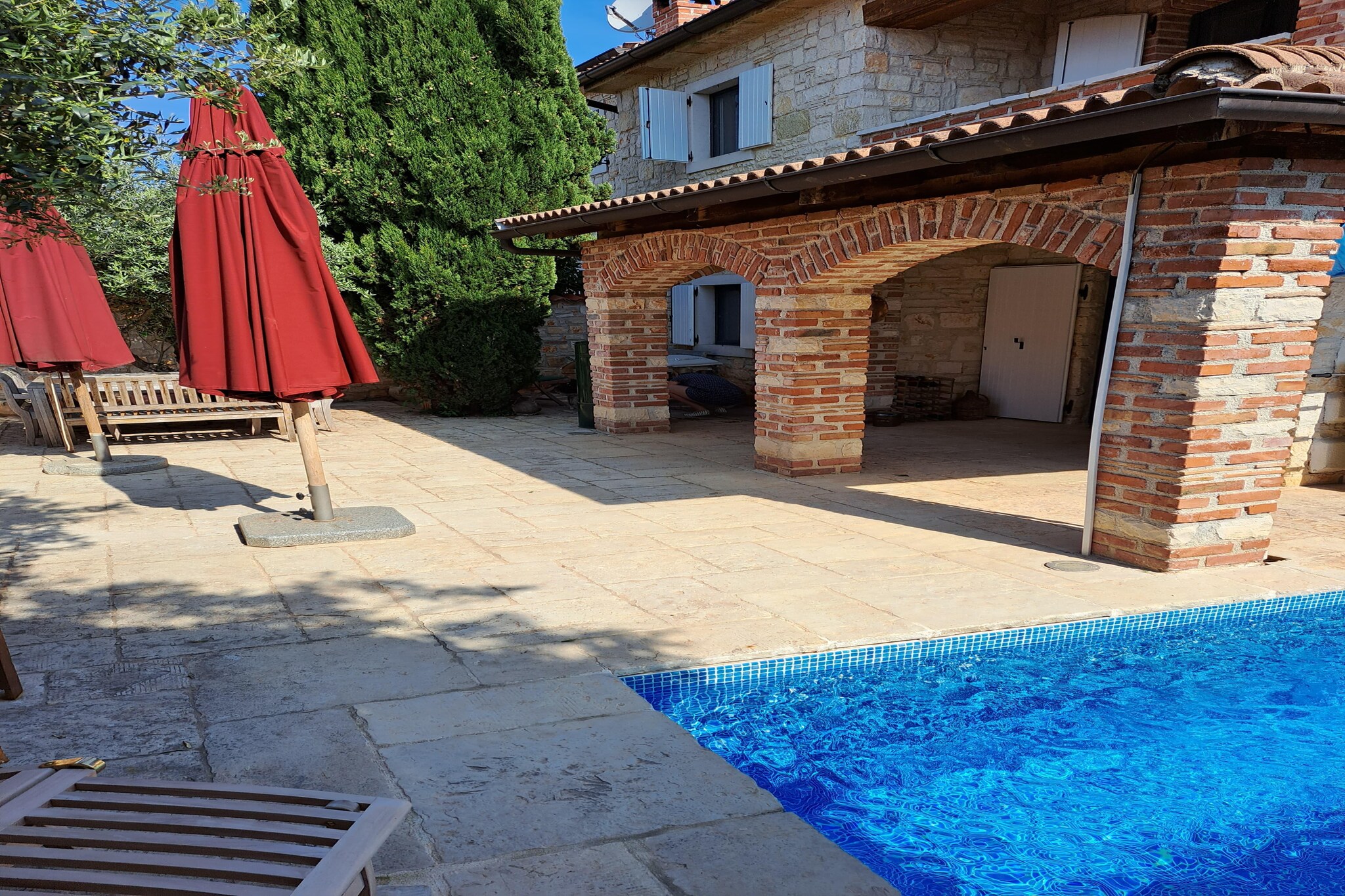 Ground floor: (hallway, Kitchenette(dishwasher), Living/diningroom(TV, dining table), bathroom(shower, toilet, washing machine))\n\nOn the 1st floor: (hallway, bedroom(double bed box, double bed box), bedroom(double bed box), bathroom(shower, toilet))\n\ndining table, air conditioning, terrace, deckchairs, private outdoor pool