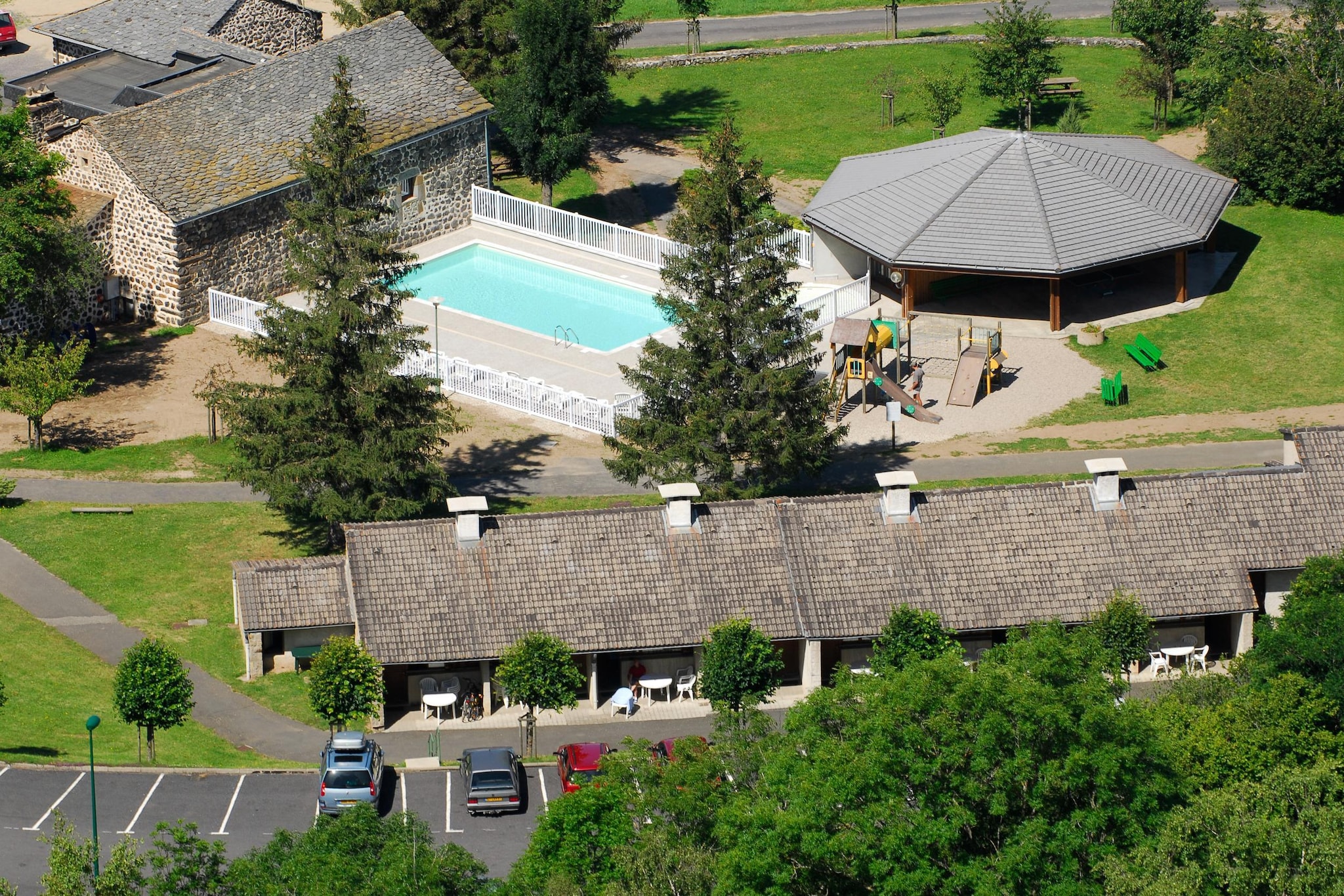Saint-Julien-Chapteuil - Gîte 2 Pièces 4 Personnes 1  bébé-Außenbereich Sommer
