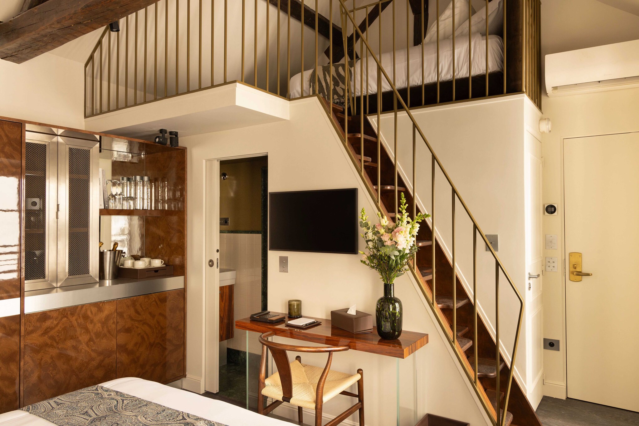 The Hotel du Palais Bourbon, recently renovated by a renowned architect, is a 4-star establishment located in the prestigious 7áµ‰ arrondissement. This hotel combines modern comfort with Parisian charm, offering the perfect base from which to explore the capital. The hotel offers 26 air-conditioned rooms, each furnished with a flat-screen TV, minibar and contemporaryÂ showerÂ room.