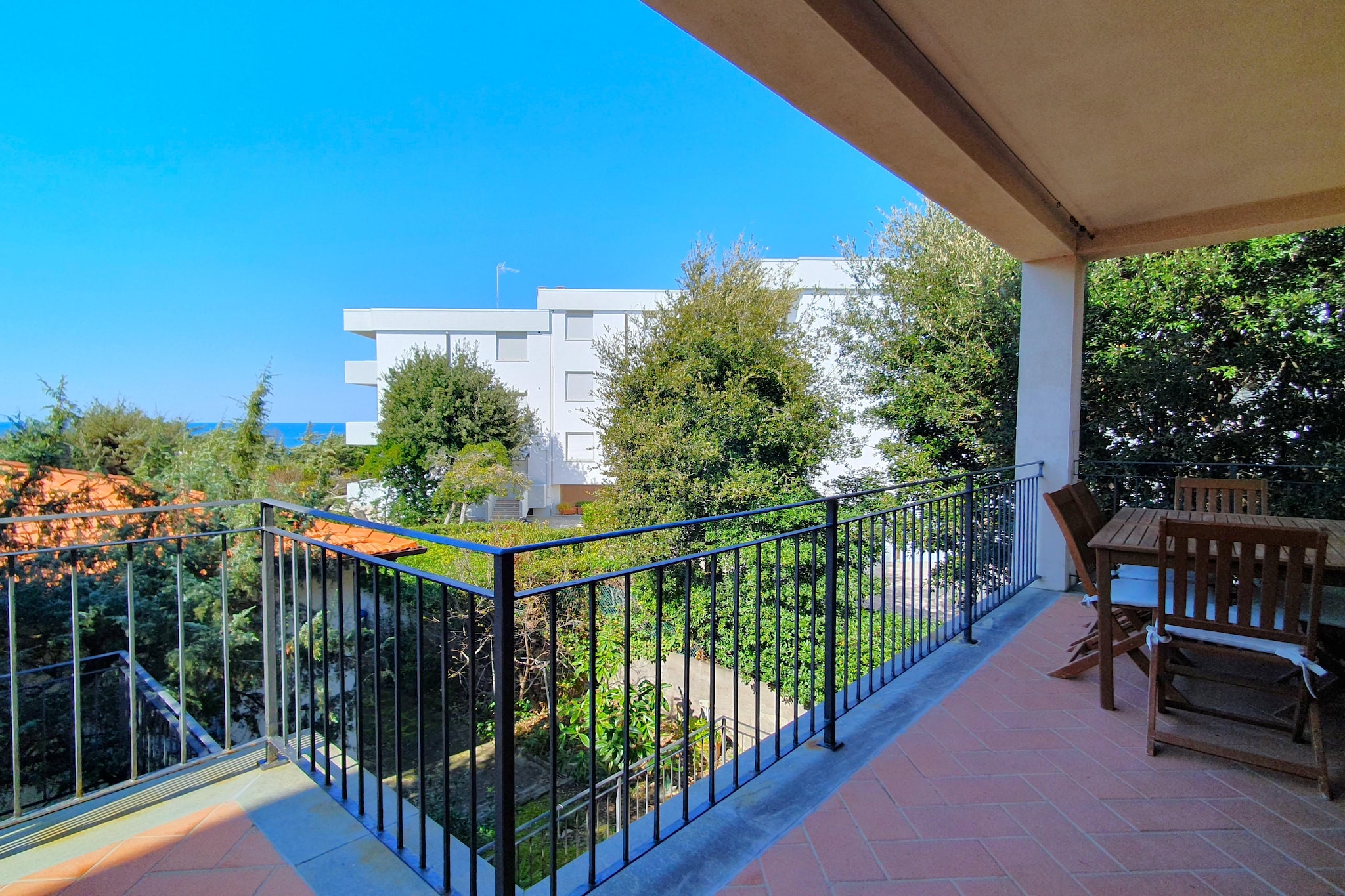 APP 6-Terrace balcony