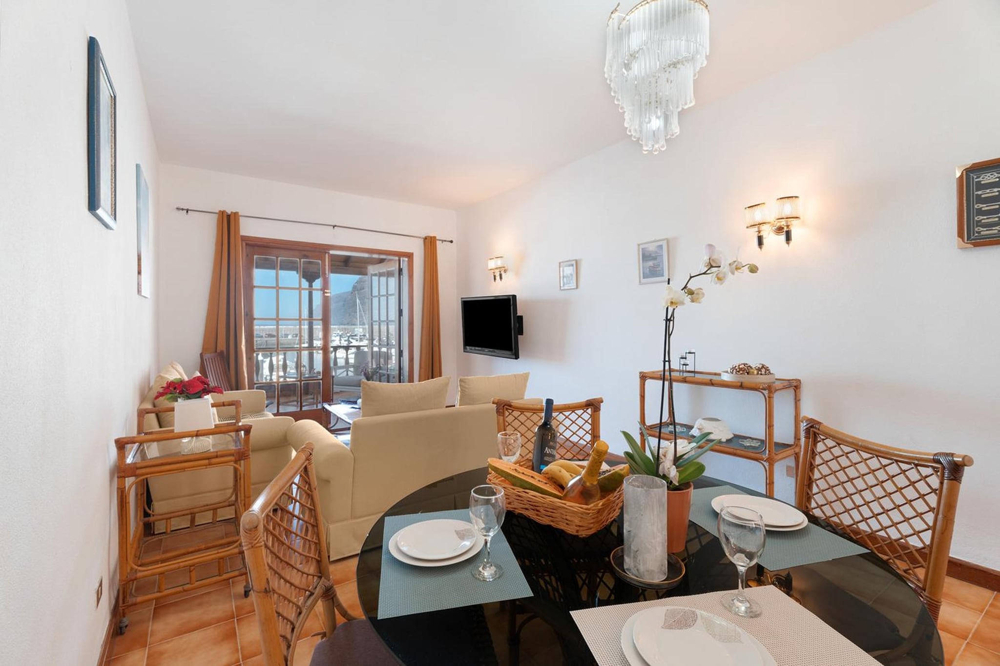 Ground floor: (Entrance(shared with the the owner and other guests, reachable from the outside))\n\nOn the 1st floor: (Entrance, open kitchen(hob, toaster, coffee machine, microwave, fridge-freezer), Living/diningroom(TV(flatscreen), dining table, seating area), bedroom(double bed), bedroom(double bed), bathroom(bathtub with shower, washbasin, toilet), bathroom(toilet, bidet), washing machine, terrace(private, 25 m2))