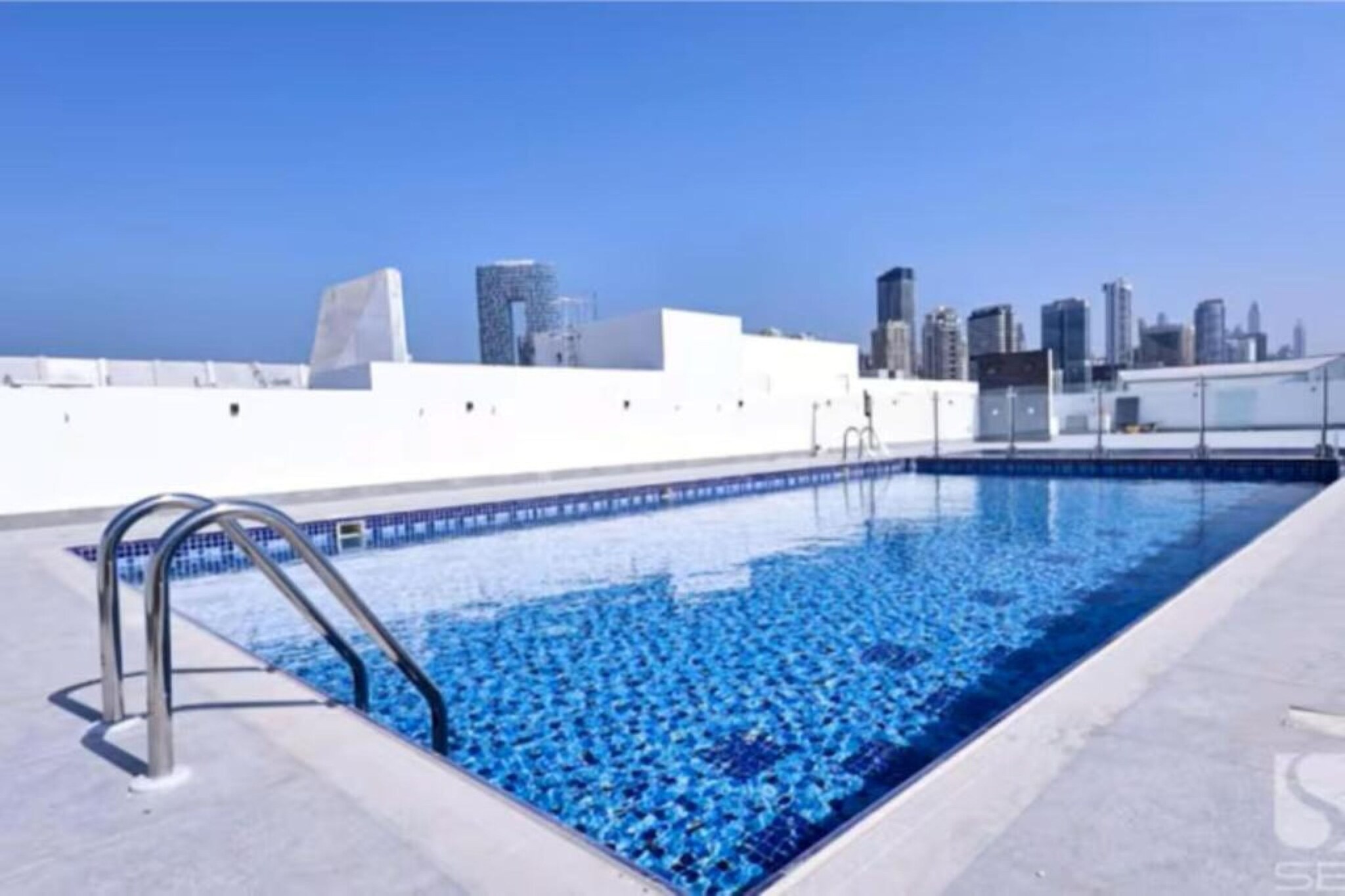 Ground floor: (Kitchen(dining table, electric kettle, coffee machine, microwave, washing machine, Cleaning products), bedroom(Internet access, double bed, TV, seating area, air conditioning, telephone), bedroom(double bed, TV, seating area, air conditioning, telephone), bathroom(shower, washbasin, toilet, Towels incl., shampoo, body soap))