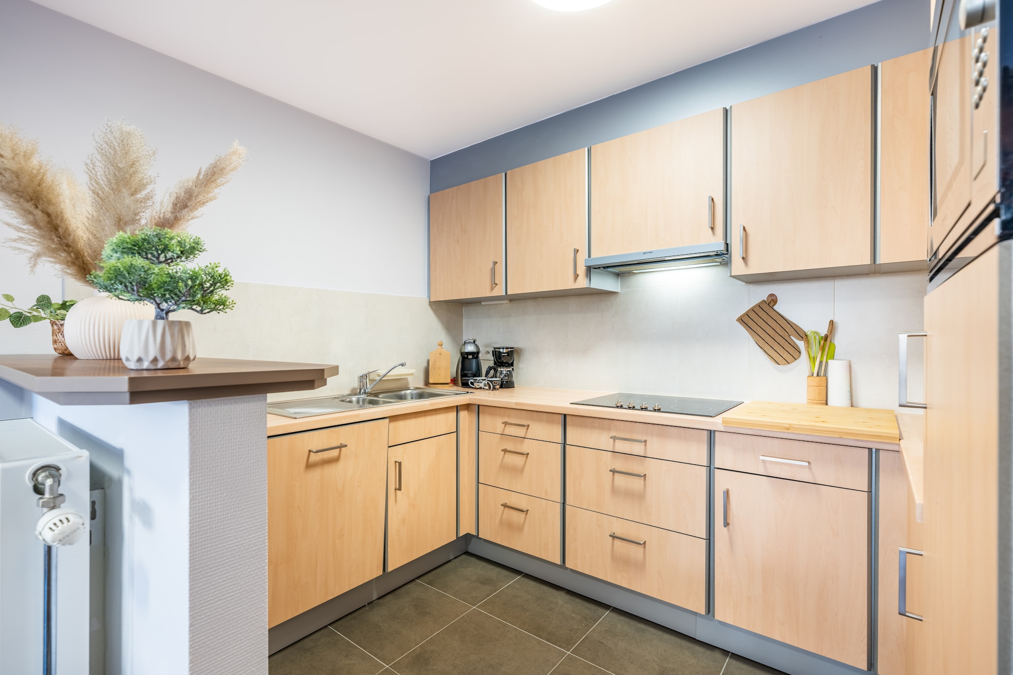 Ground floor: (open kitchen(hob(ceramic), electric kettle, toaster, hood, coffee machine(pads), combination microwave, dishwasher, fridge(+ freezer), Hand blender), Living/diningroom(double sofa bed(twin duvet), TV(digital), dining table, seating area), bedroom(double bed(twin duvet, 160 x 200 cm)), bathroom(shower, washbasin), toilet(toilet))\n\ngarden(8 m2), garden furniture(2 persons), lift