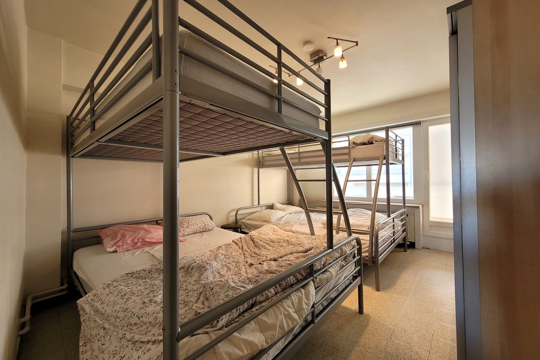 On the 1st floor: (Kitchen(coffee machine, microwave, dishwasher), Living/diningroom(TV(digital), dining table, seating area), bedroom(bunk bed(duvet, 140 x 200 cm), bunk bed(duvet, 140 x 200 cm)), bathroom(shower, washbasin, toilet), Internet access)\n\nheating(gas)