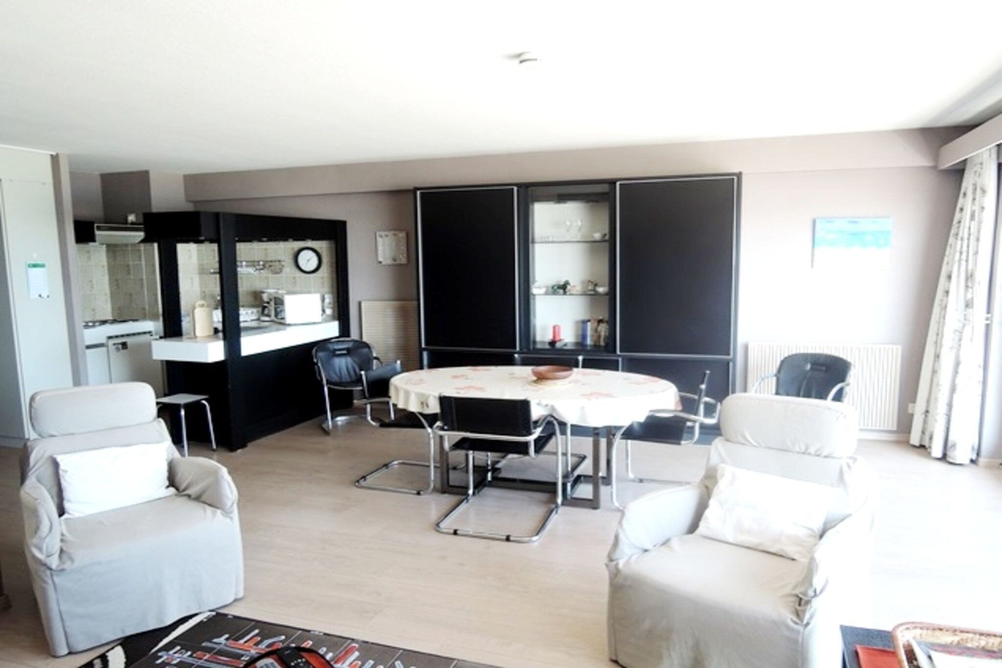 DIRECTOR 0402/ B4-Living room