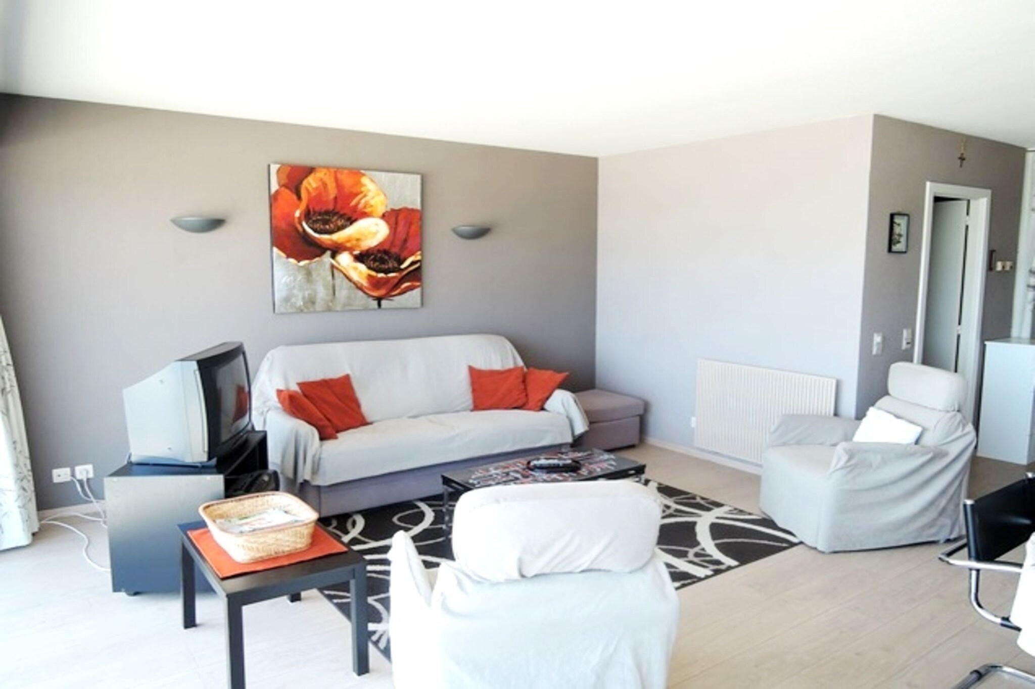 DIRECTOR 0402/ B4-Living room
