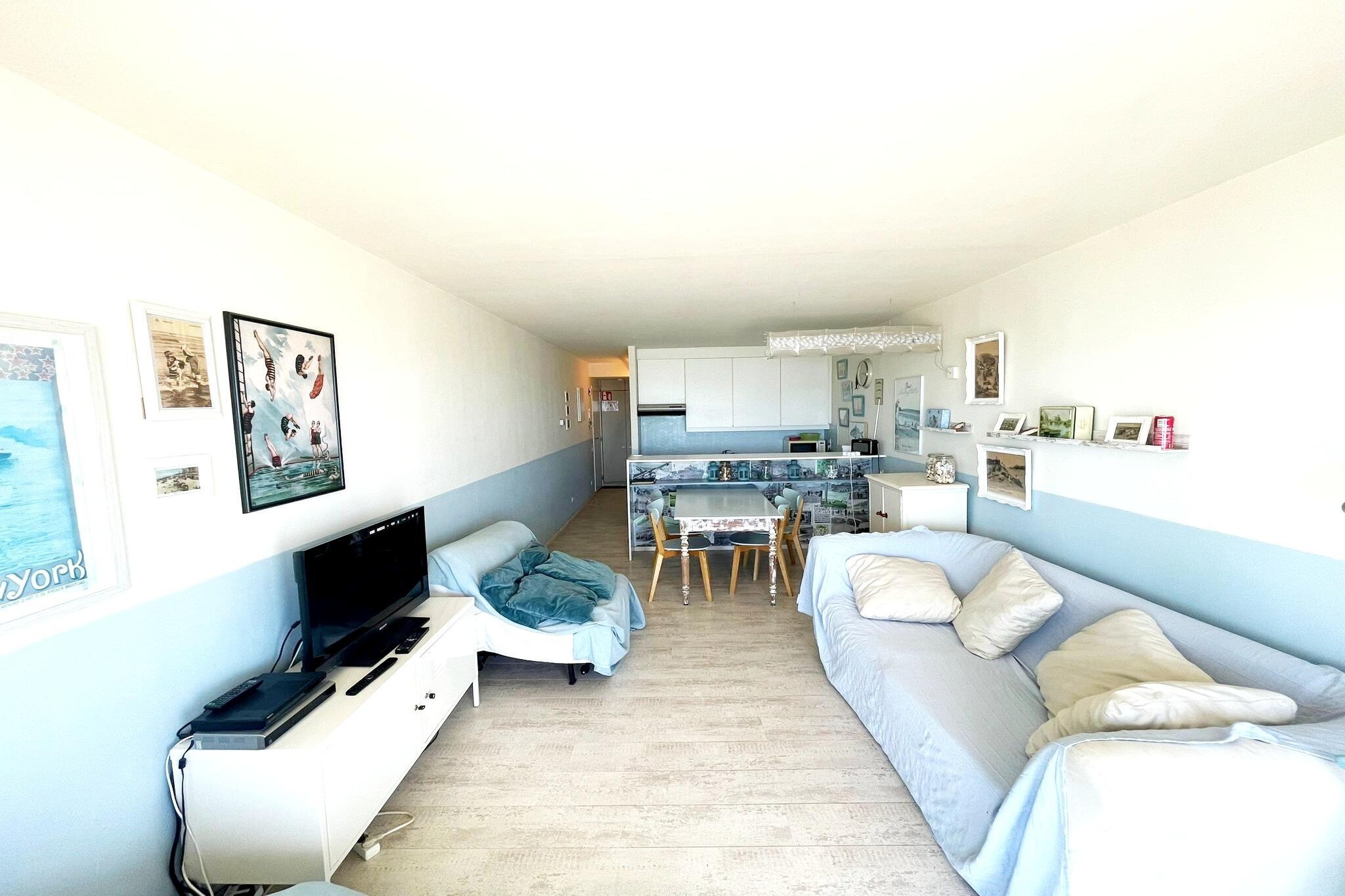 DARWIN2 0803/ D8-Living room