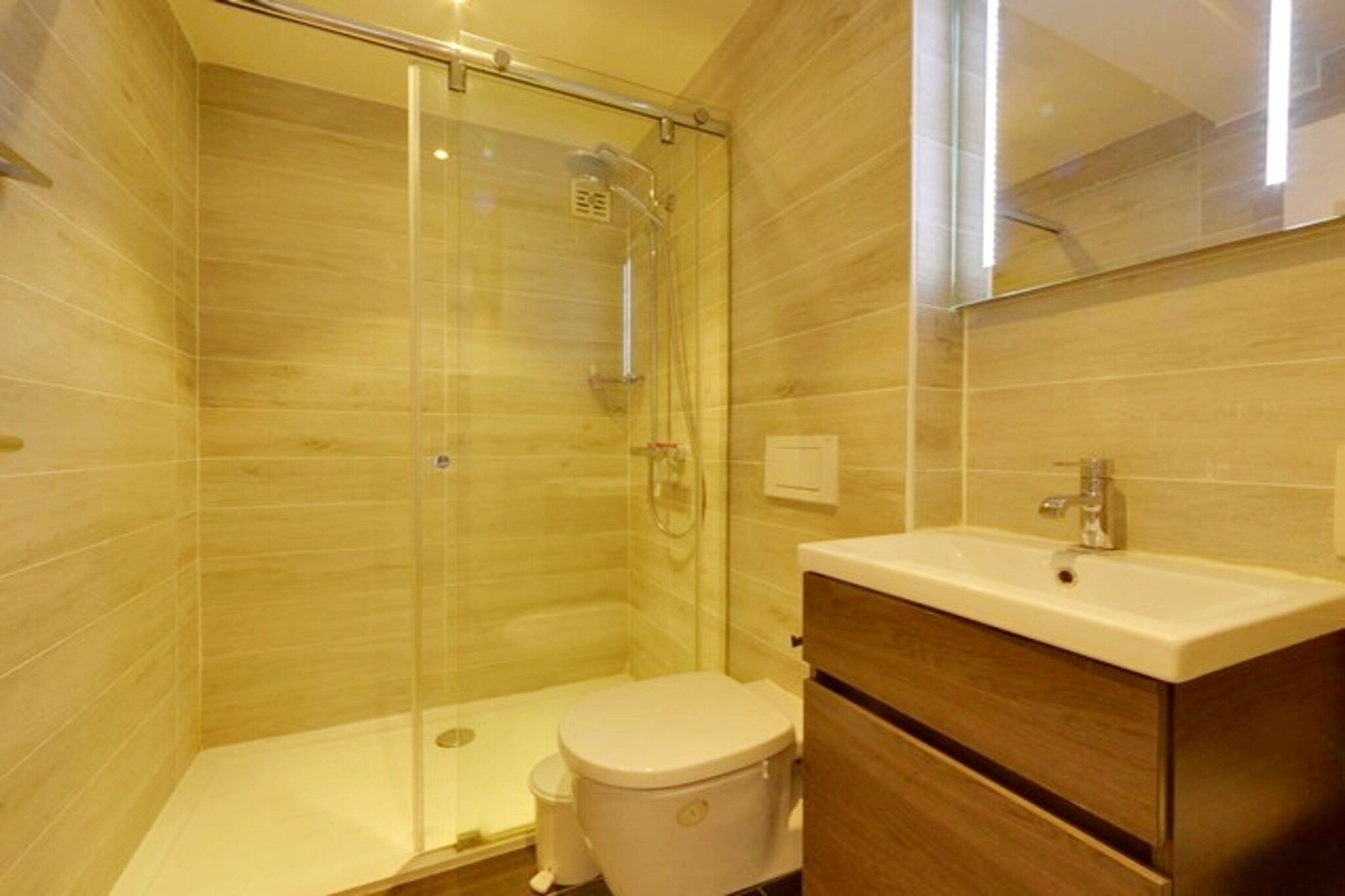 DIRECTOR 0201/ AC2-Bathroom