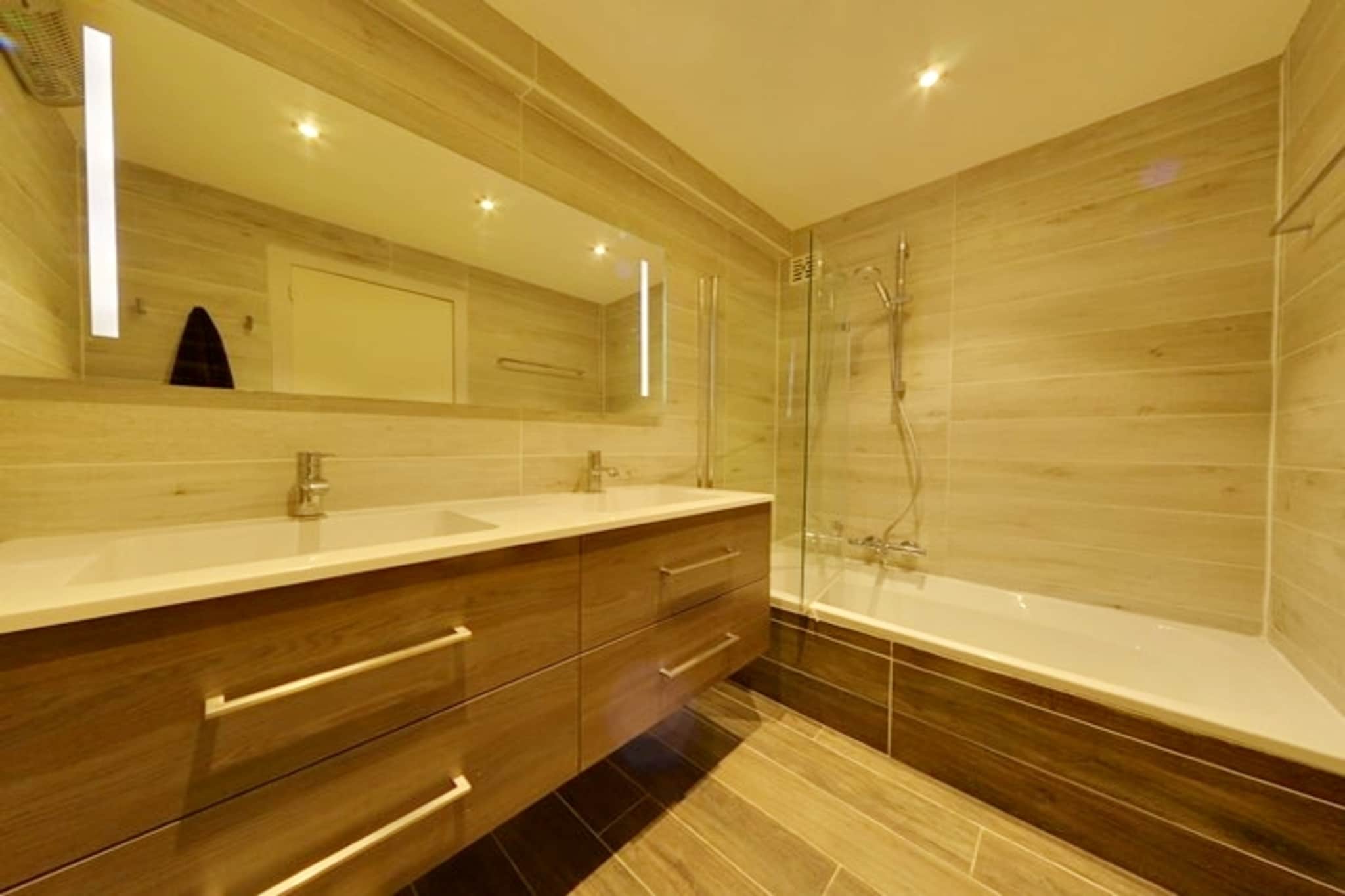 DIRECTOR 0201/ AC2-Bathroom