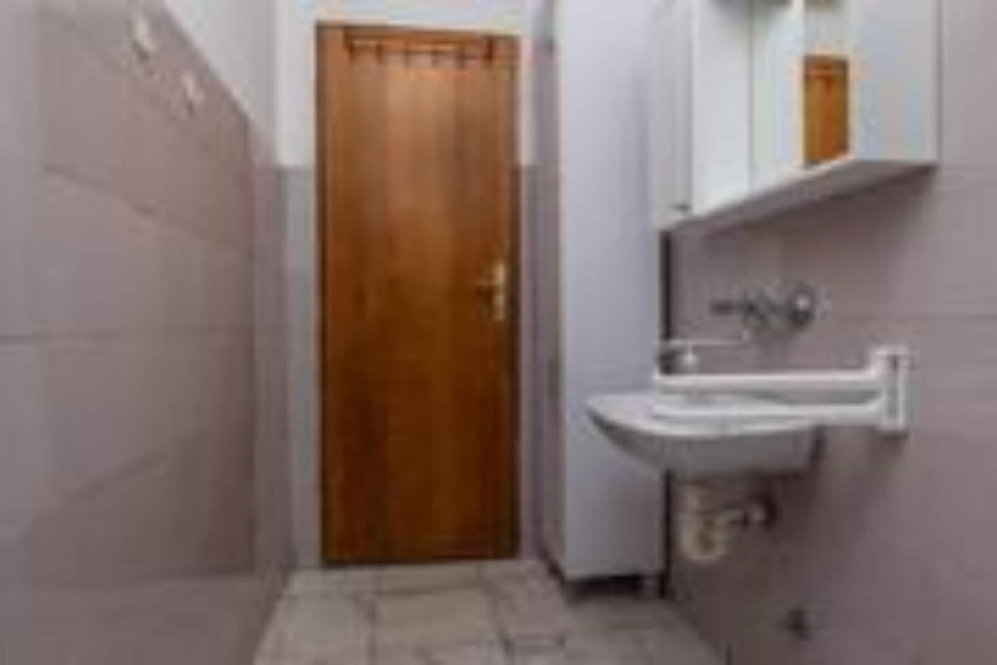 Two-Bedroom Apartment (A5)-Badkamer