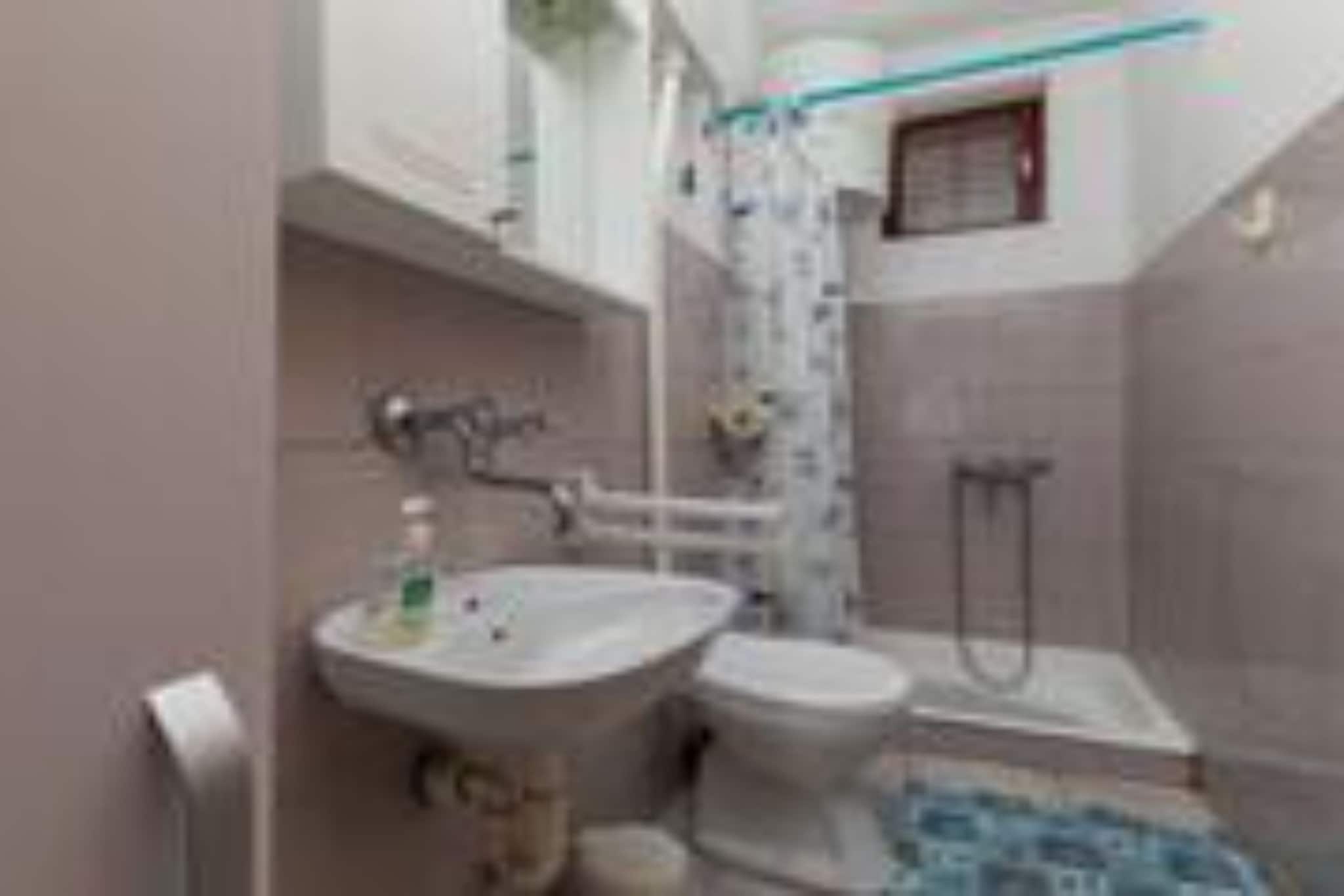 Two-Bedroom Apartment (A5)-Badkamer