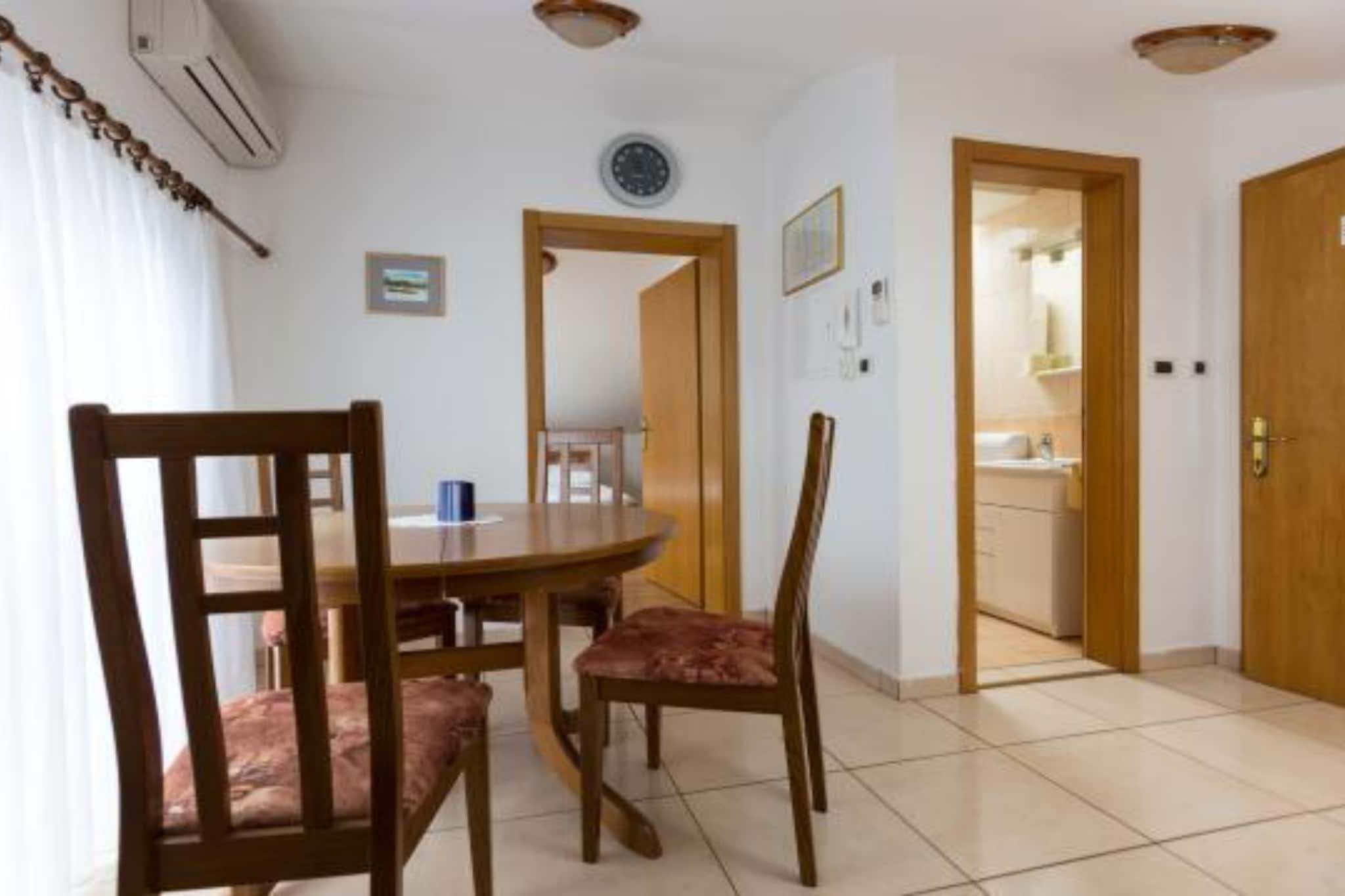 Apartmani Bridić Okrug Donji - One Bedroom Apartment 5-Dining room