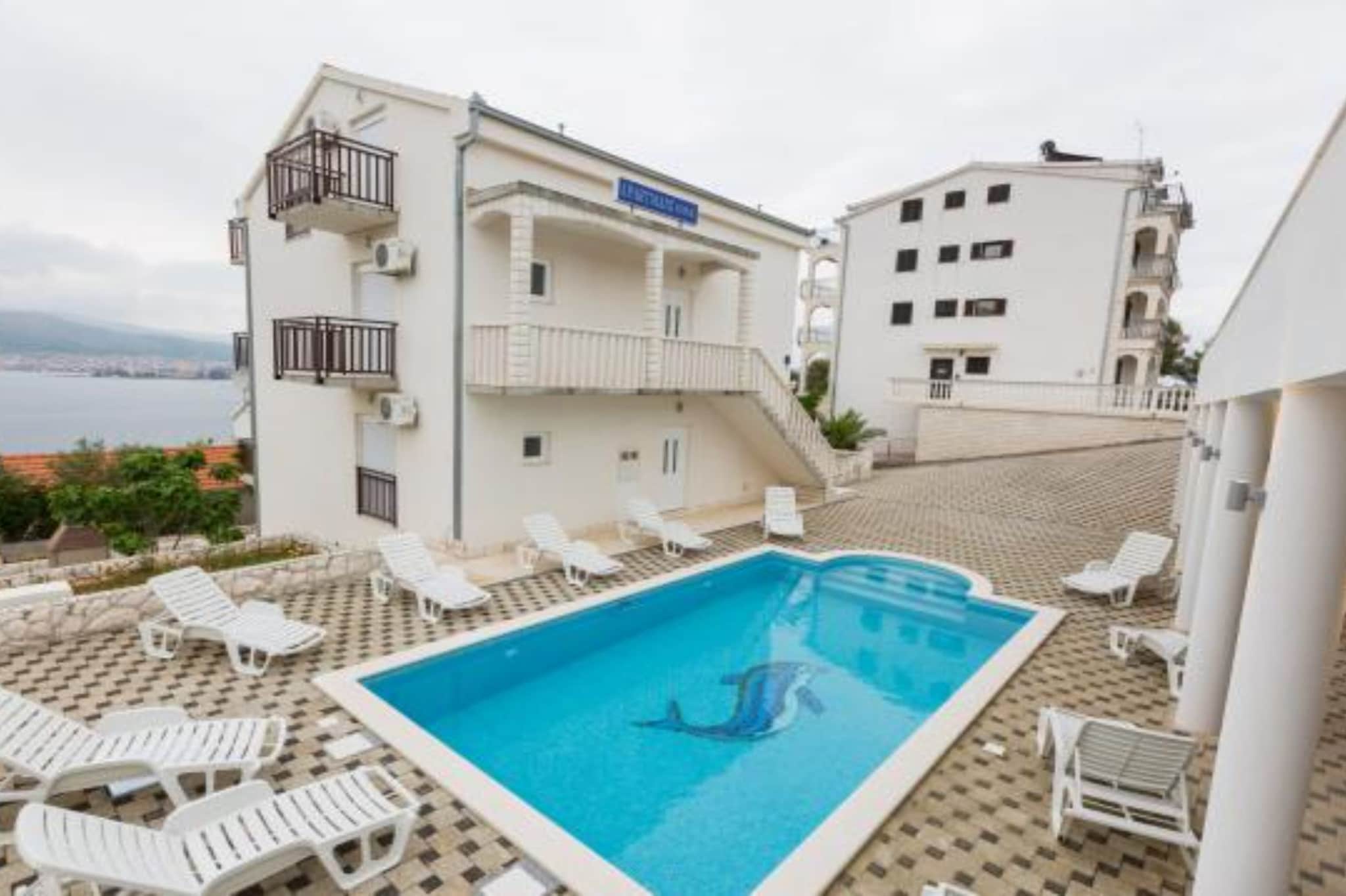 One Bedroom Apartment 6-Pool