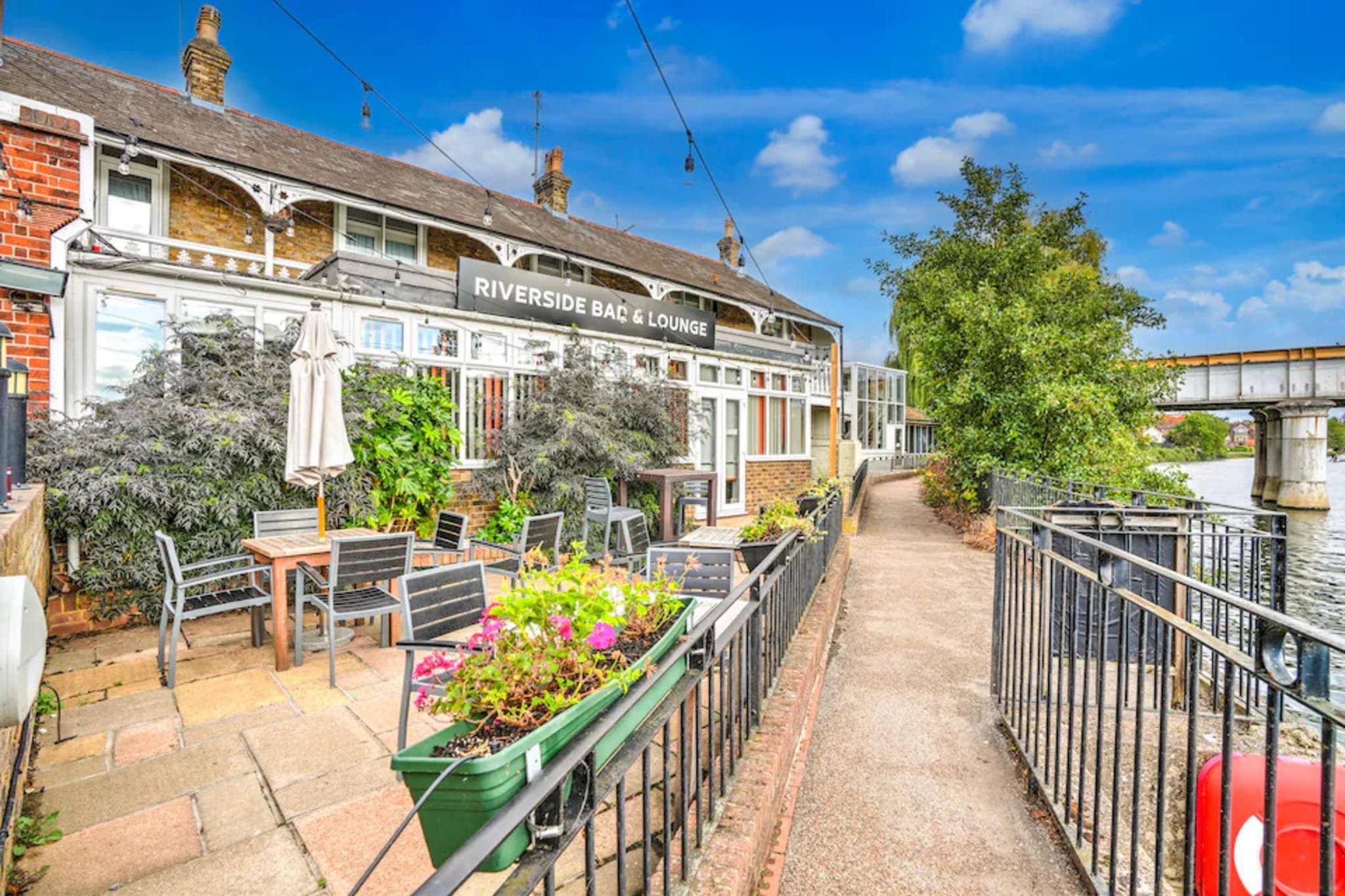 Classic Double River view Staines ex Mercure - Image-tags.hotelexteriorsummer