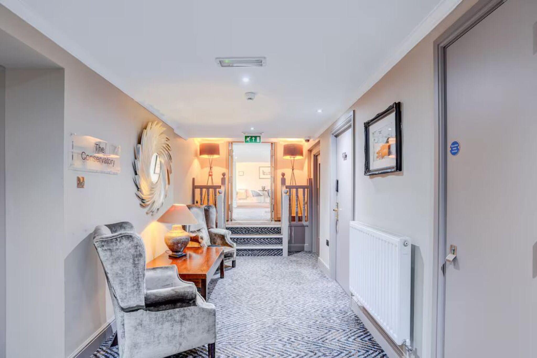 Classic Double River view Staines ex Mercure - Overloop