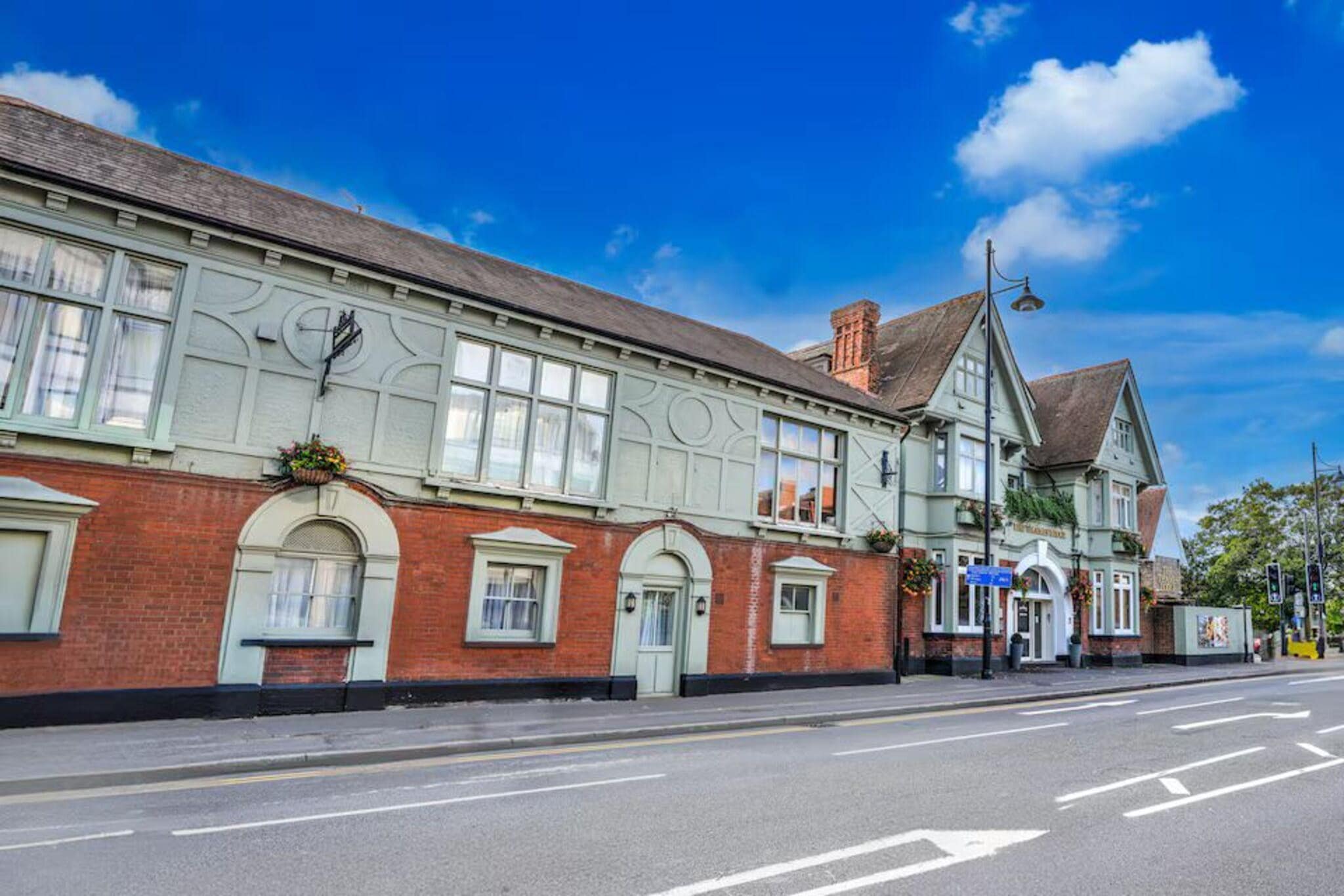 Classic Double River view Staines ex Mercure - Image-tags.hotelexteriorsummer