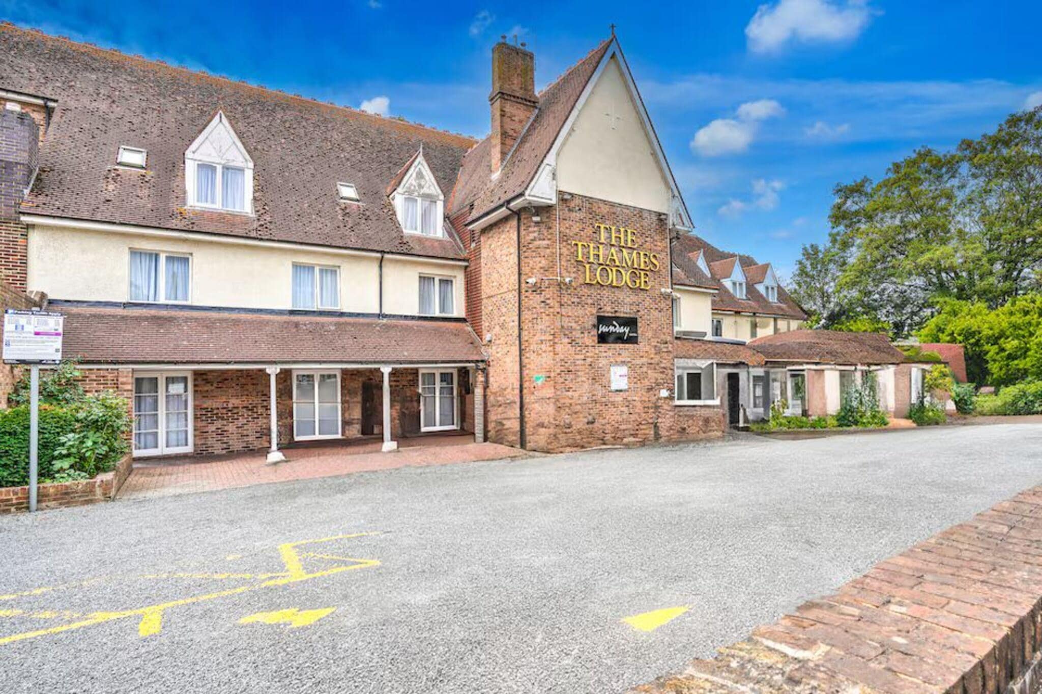 Classic Double River view Staines ex Mercure - Image-tags.hotelexteriorsummer