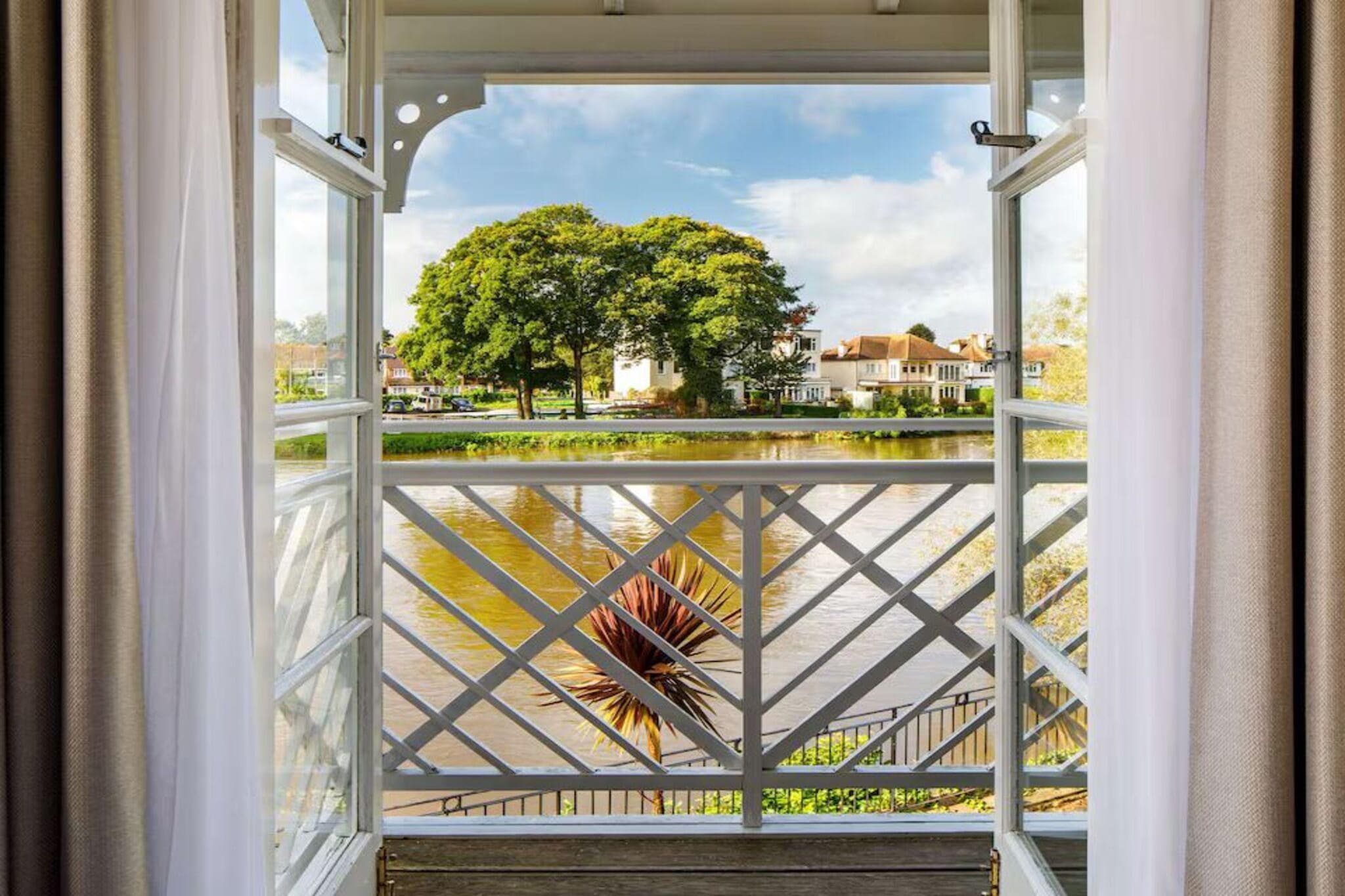 Classic Double River view Staines ex Mercure - Image-tags.viewfromhotelsummer