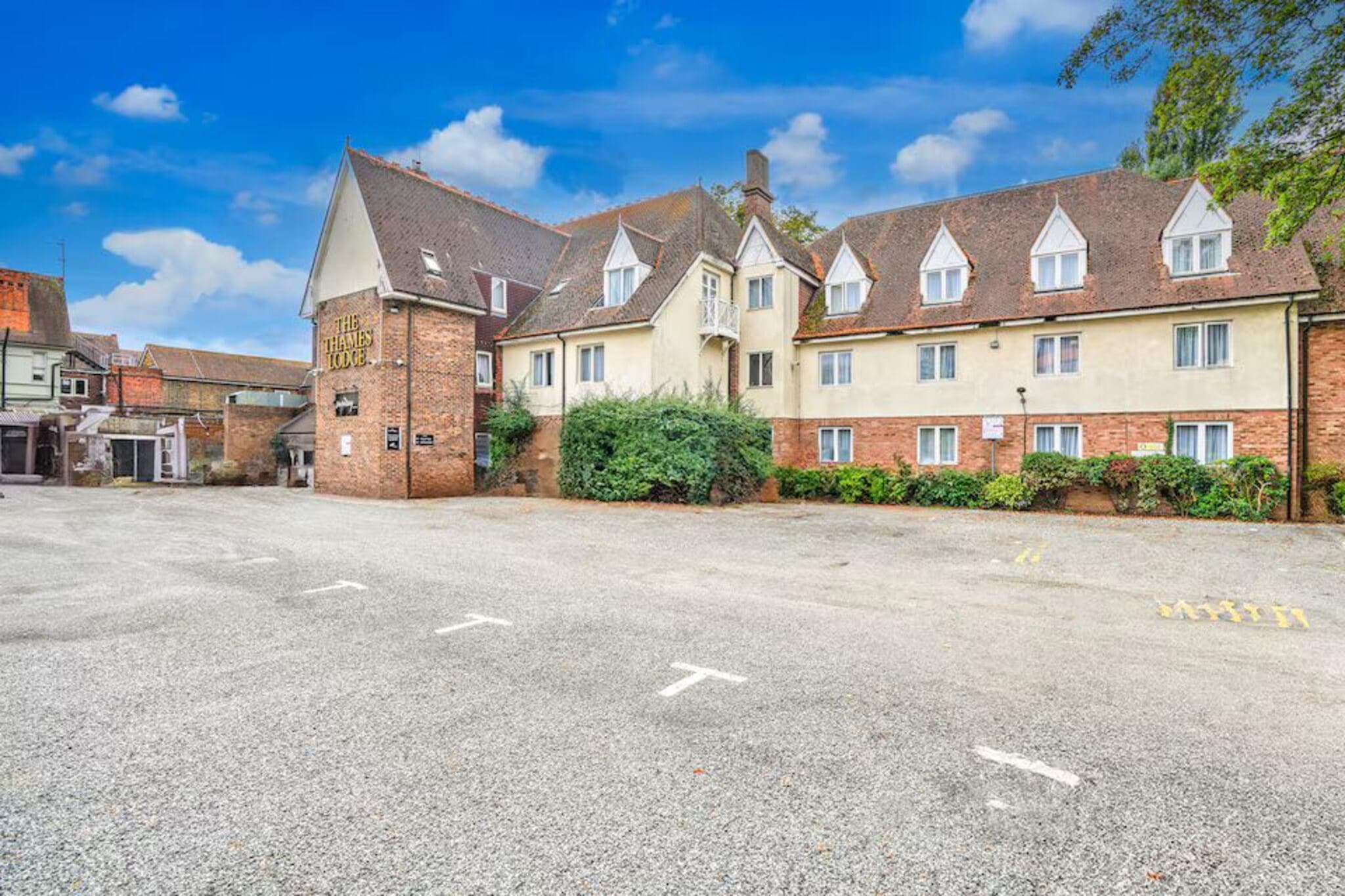 Classic Double River view Staines ex Mercure - Image-tags.hotelexteriorsummer