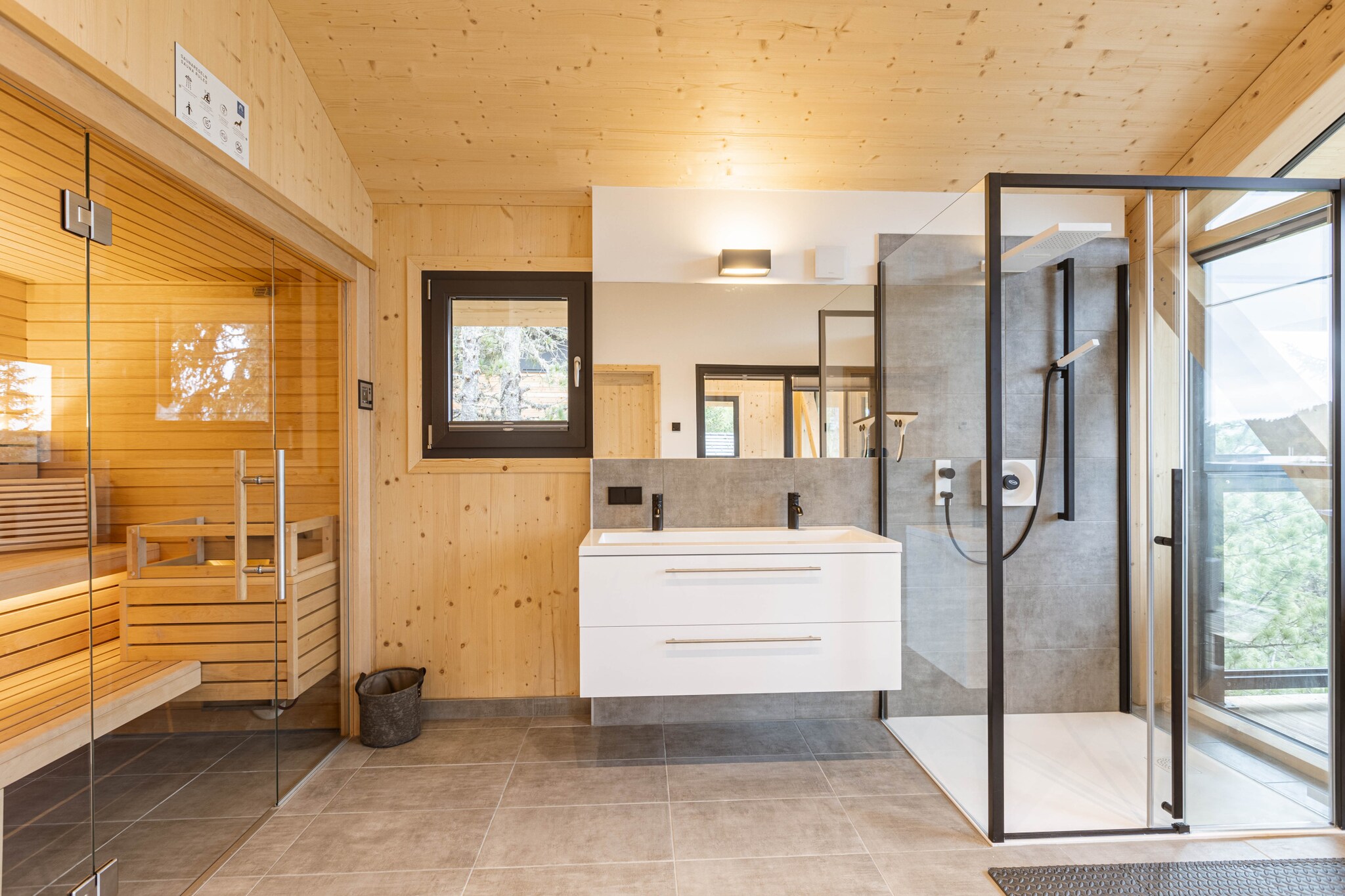 The house in Turrach has 4 bedrooms and capacity for 8 persons. Accommodation of 135 m². The accommodation is equipped with the following items: terrace, internet (Wi-Fi), balcony, sauna, open-air parking in the adjoining building, TV. The open plan kitchen, is equipped with refrigerator, microwave, oven, freezer, dishwasher, dishes/cutlery, kitchen utensils, coffee machine and kettle.