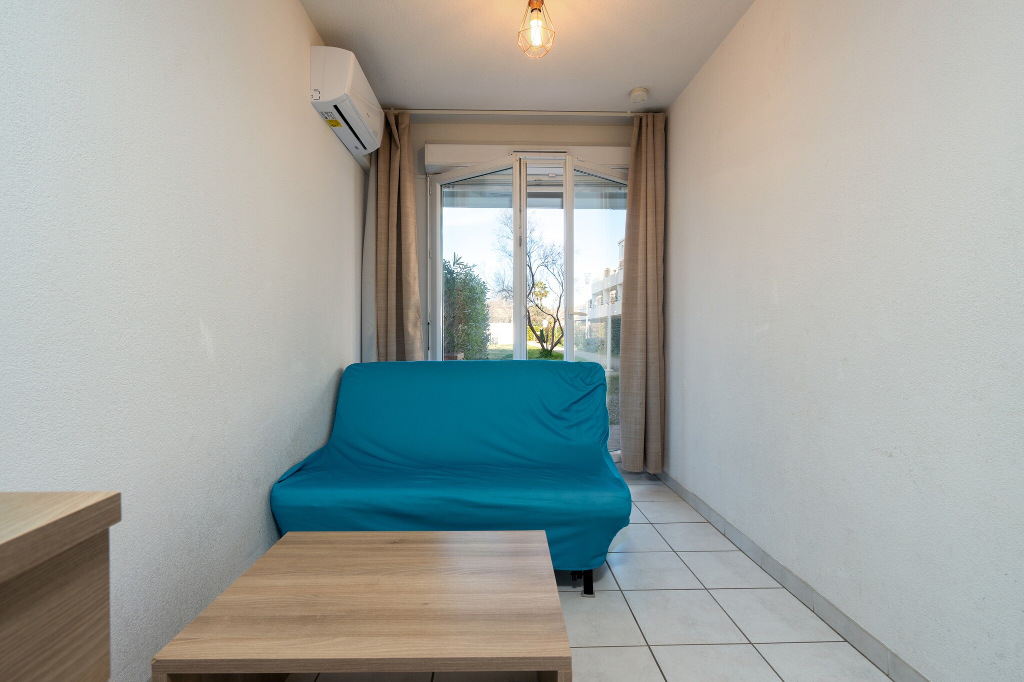 Welcome to this charming 40 m² apartment in Le Grau-du-Roi, ideal for up to 4 guests. Located just 1.7 km from the sandy beaches and 100 meters from shops and restaurants, it offers both convenience and comfort. The cozy living room features a sofa bed (140x200), a TV, and a fully equipped kitchen with a refrigerator, microwave, coffee maker, kettle, toaster, and kitchenware. The bedroom includes a double bed (140x200), and the bathroom has a shower with a separate WC. Blankets and pillows are provided, and free outdoor parking (space No. 177) is available.

Optional services such as bed linens, towels, and final cleaning are available for an additional fee. A refundable €500 security deposit is required upon arrival (note: Maestro, American Express, checks, and cash are not accepted). The apartment is perfect for couples or small families looking to enjoy the Mediterranean lifestyle with easy access to the port (1 km), supermarket (2 km), and local attractions.

During your stay, explore the vibrant region with activities like catamaran cruises from Port Camargue, 4x4 safaris through the wild Camargue, or traditional bull races. Don’t miss the seafood platters at La Huiterie St Jean for a true taste of the coast.