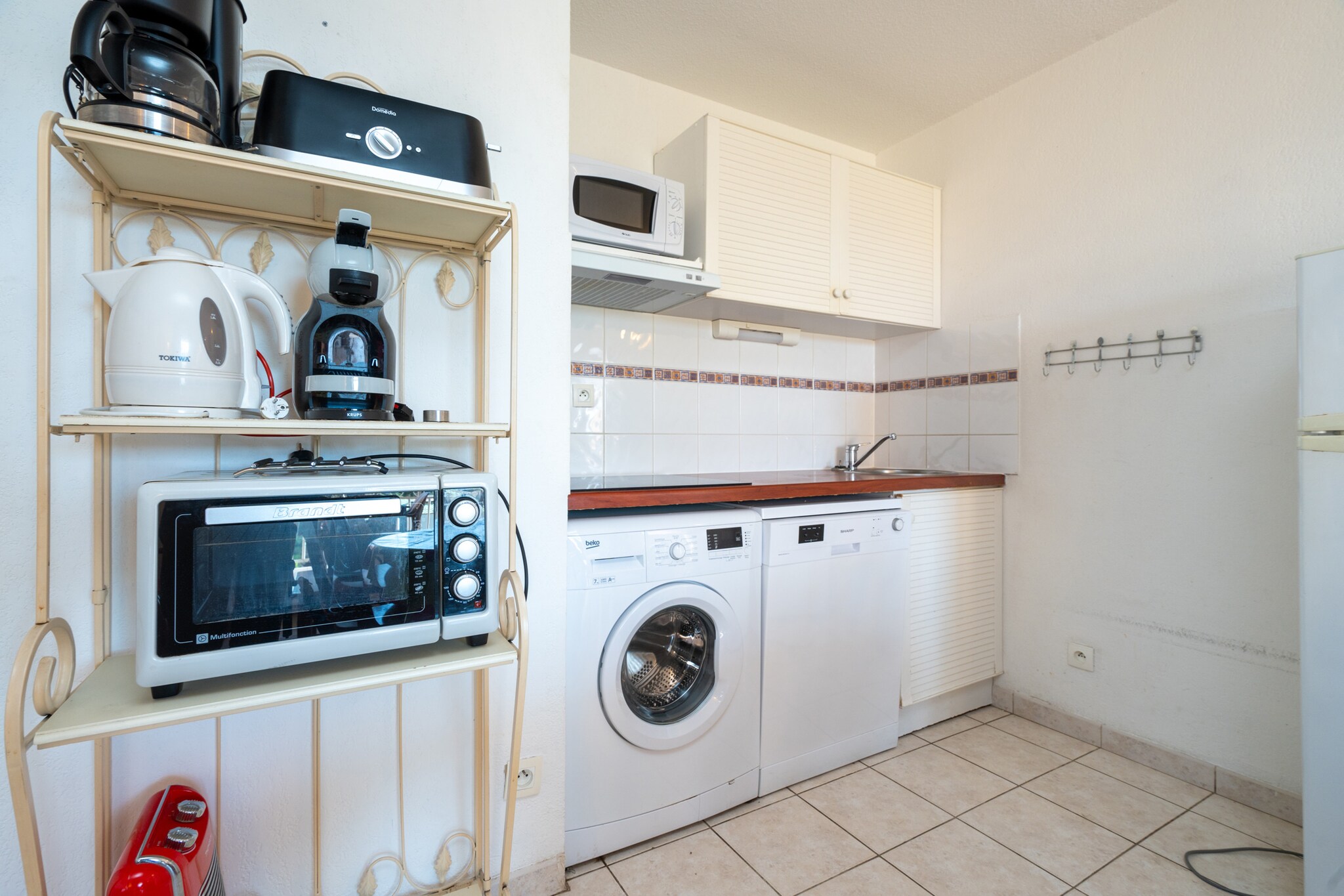 This charming 48m² apartment, located in the heart of Cap d'Agde, offers comfortable accommodation for up to 6 guests. It features a cozy living room with a double sofa bed and a television, ideal for relaxing after a day of sightseeing. The apartment also boasts a large balcony overlooking a peaceful garden, perfect for enjoying your morning coffee or evening relaxation. The fully equipped kitchen includes a refrigerator, freezer, microwave, kettle, toaster, dishwasher, and a Krups capsule coffee maker, providing all the amenities you need for a comfortable stay.
Located just 600 meters from sandy beaches, and only 270 meters from shops and restaurants, this apartment is perfectly situated to explore Cap d'Agde. Discover the local attractions, including the Natura 2000 Bagnas Nature Reserve, scenic walks between ponds and the Canal du Midi, or visit Luna Park for a fun day with the family. For dining, don’t miss the waterfront restaurant, La Guinguette du Cap, offering Mediterranean dishes and grilled specialties.
The apartment has two bedrooms: one with a double bed and the other with two single beds, making it suitable for families or groups of friends. The bathroom includes a bathtub, and there is a separate WC for added convenience. Towels, bed linen, and end-of-stay cleaning are available for an additional charge, and the property comes with free, private outdoor parking space.